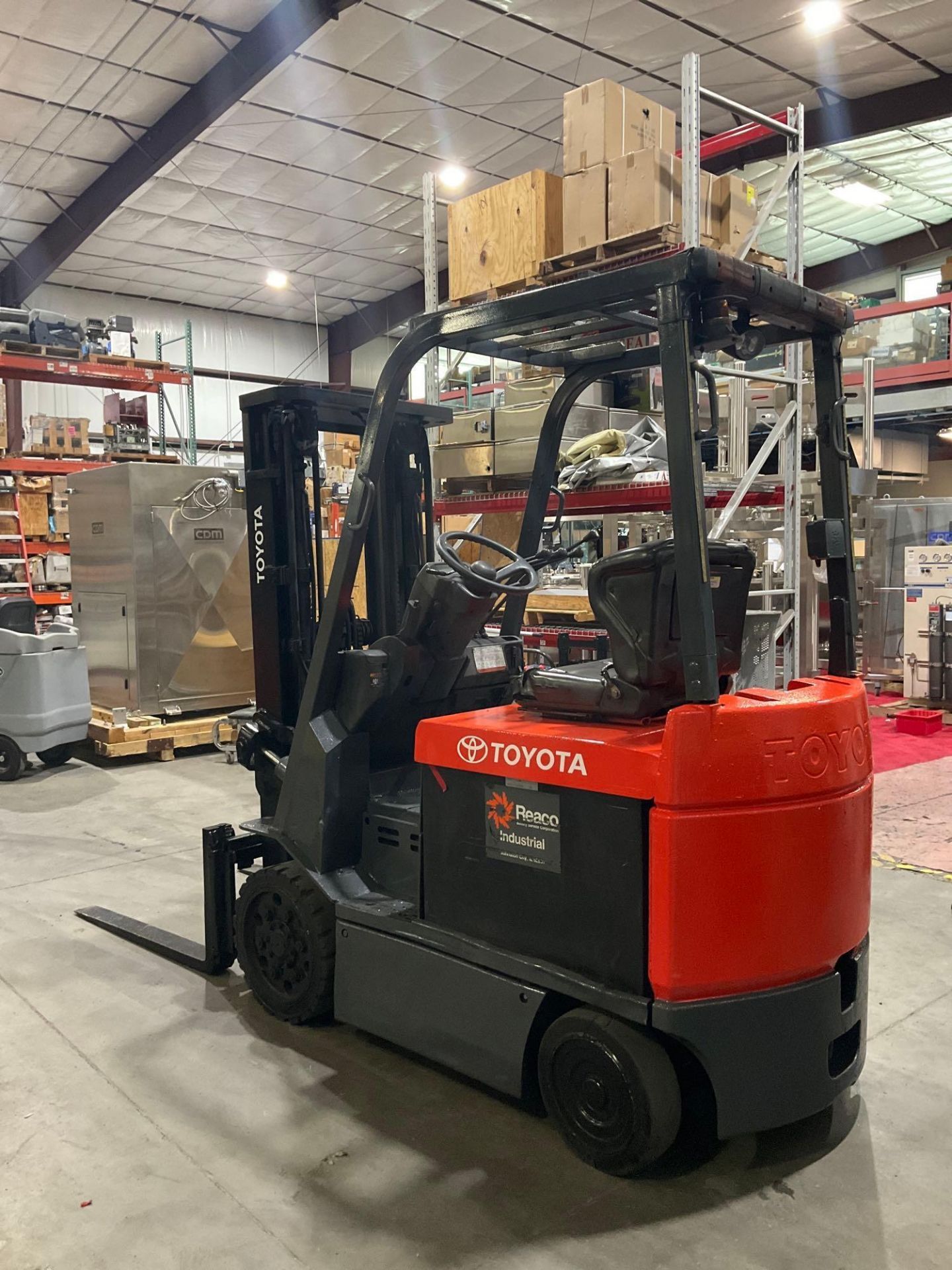 TOYOTA FORKLIFT MODEL 7FBCU25, ELECTRIC, APPROX MAX CAPACITY 4400LBS, APPROX MAX HEIGHT 189in, TILT, - Image 5 of 16