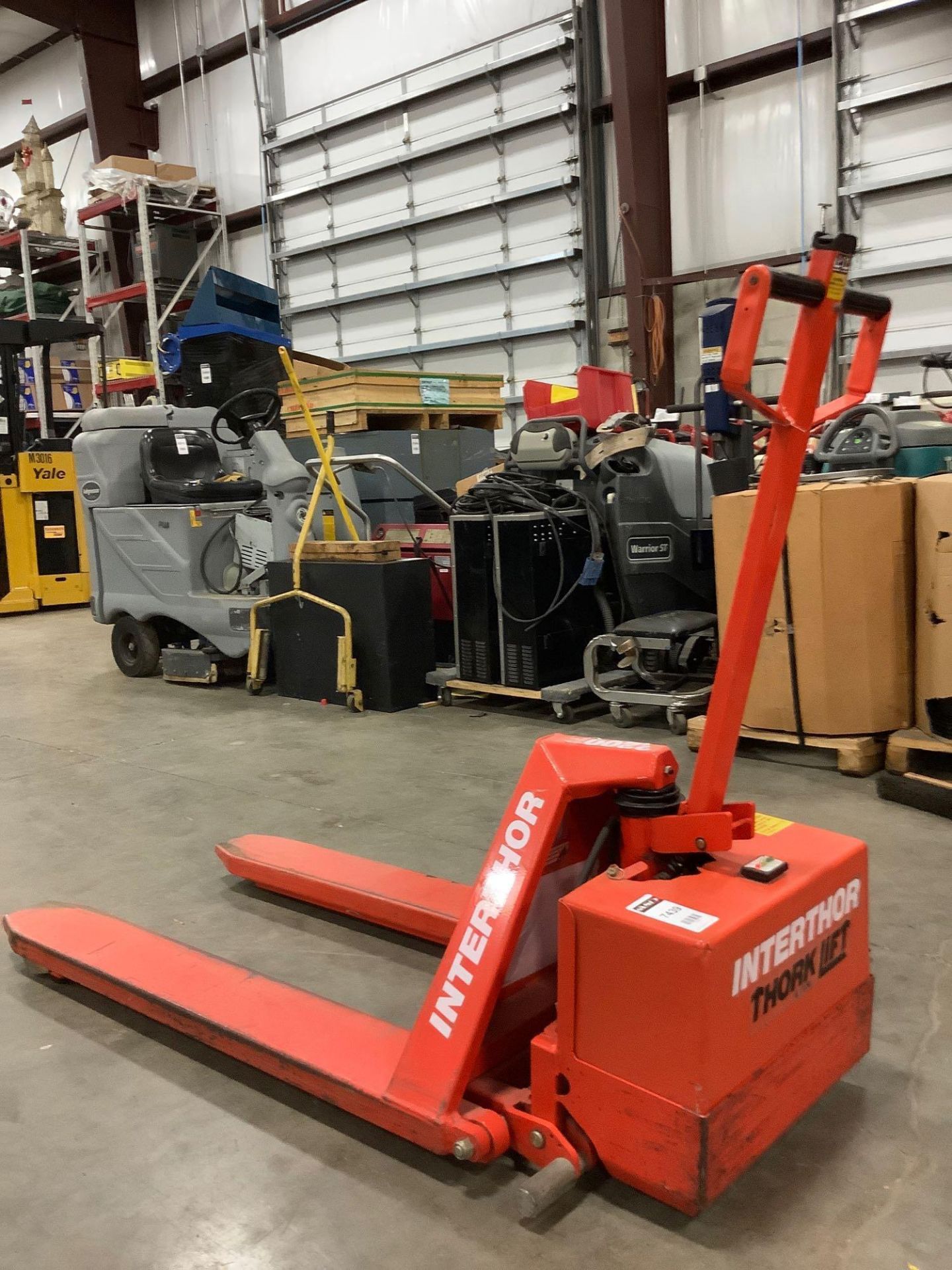 INTERTHOR THORK LIFT PALLET JACK MODEL EHL1000/3, ELECTRIC, 12 VOLTS, APPROX MAX CAPACITY 2200LBS, M - Image 5 of 12