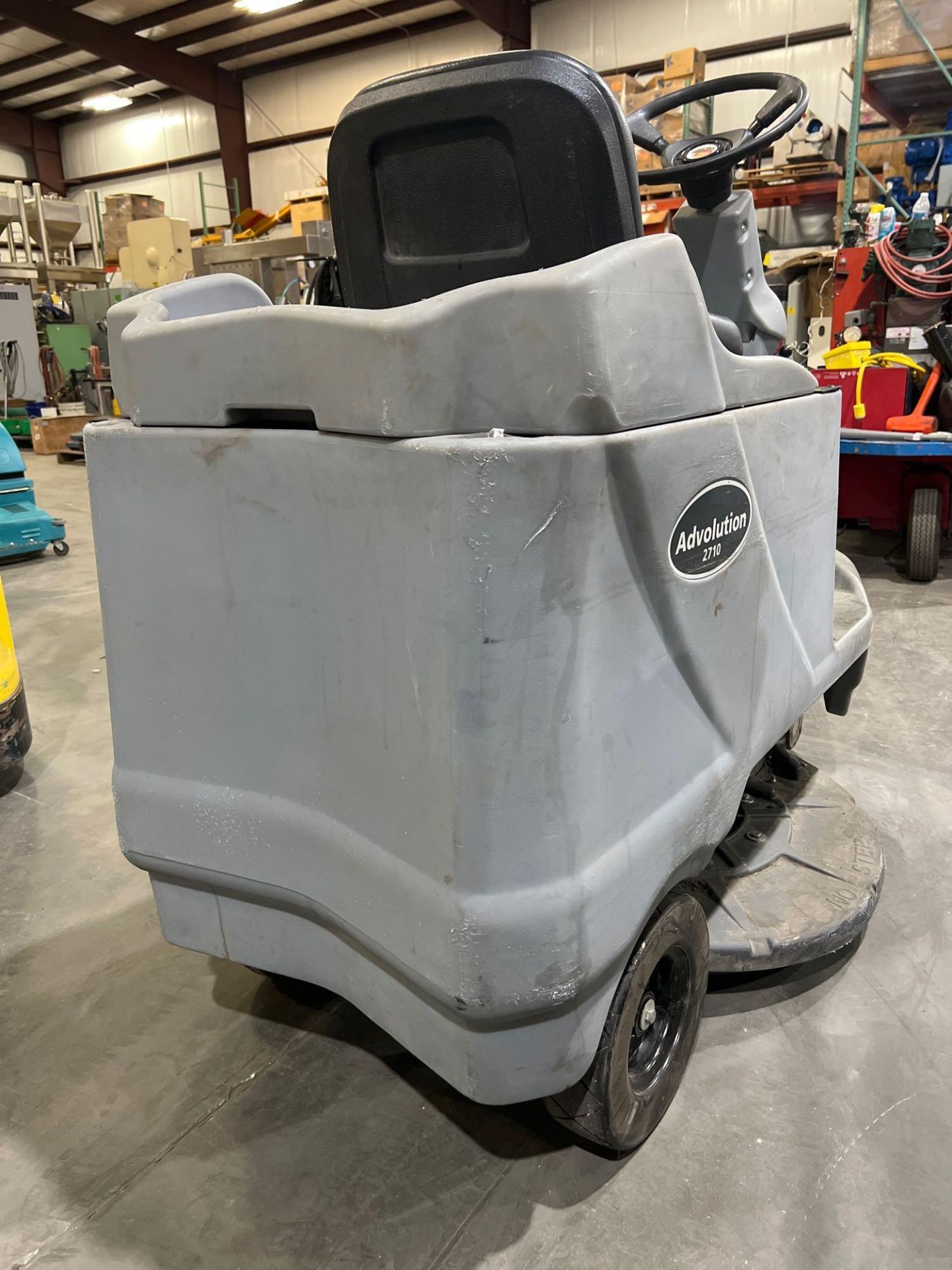 NILFISK ADVANCE RIDE ON FLOOR BURNISHER MODEL ADVOLUTION 2710, ELECTRIC, 36 VOLTS, CONDITION UNKNOW - Image 6 of 10