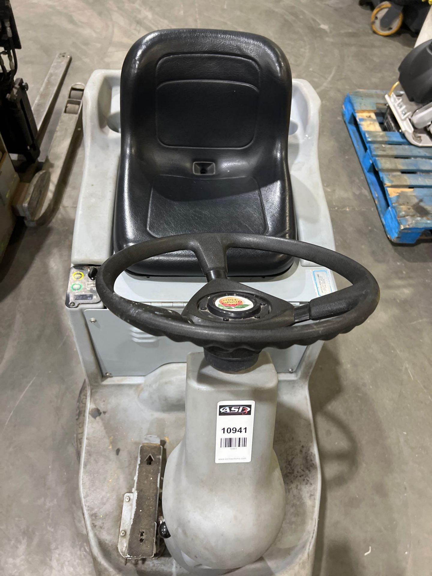 NILFISK ADVANCE RIDE ON FLOOR BURNISHER MODEL ADVOLUTION 2710, ELECTRIC, 36 VOLTS, CONDITION UNKNOW - Image 8 of 10