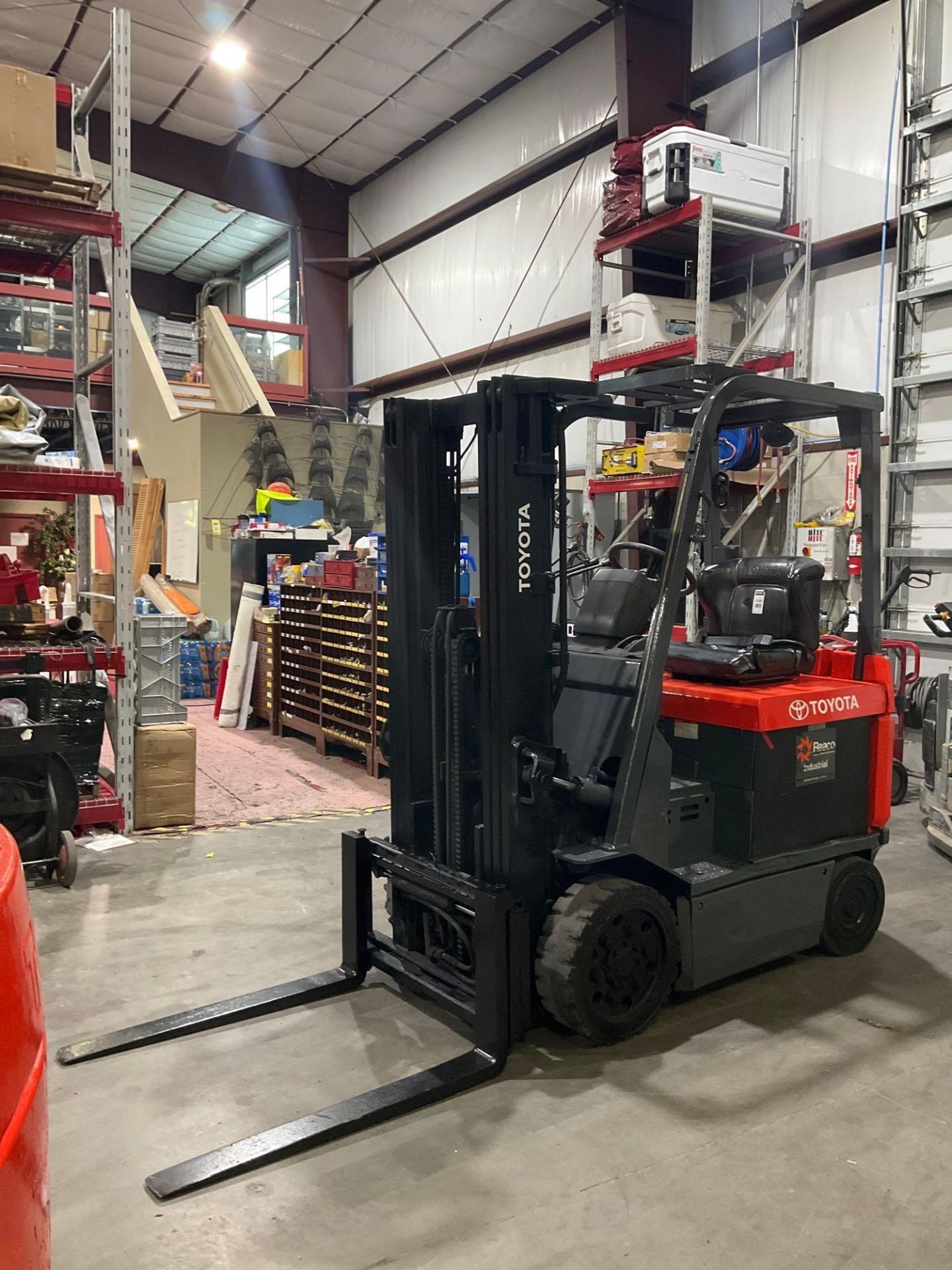 TOYOTA FORKLIFT MODEL 7FBCU25, ELECTRIC, APPROX MAX CAPACITY 4400LBS, APPROX MAX HEIGHT 189in, TILT, - Image 4 of 16