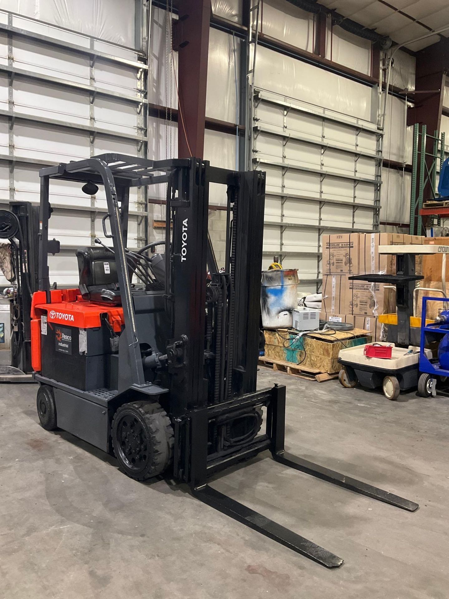 TOYOTA FORKLIFT MODEL 7FBCU25, ELECTRIC, APPROX MAX CAPACITY 4400LBS, APPROX MAX HEIGHT 189in, TILT, - Image 8 of 16