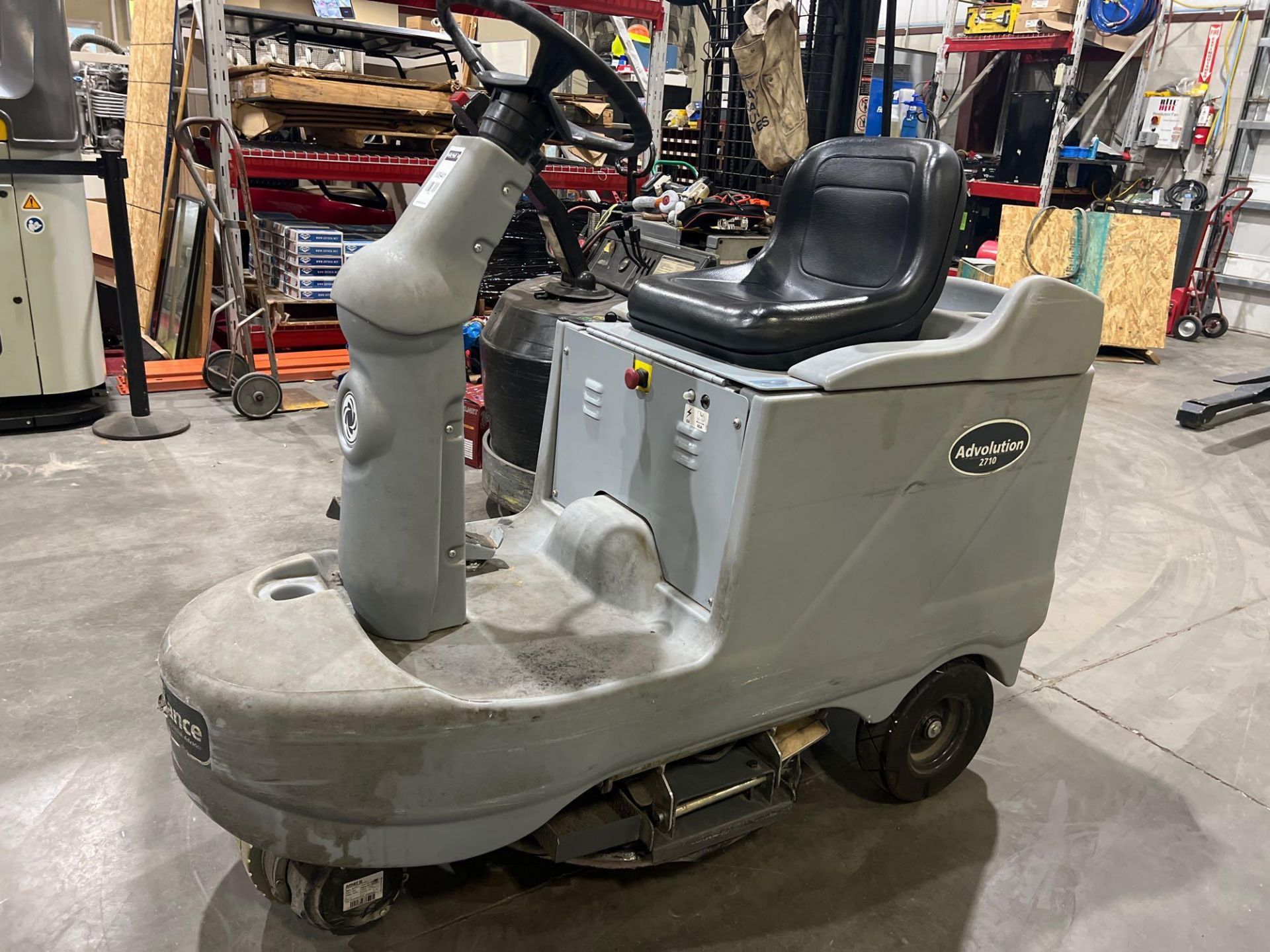 NILFISK ADVANCE RIDE ON FLOOR BURNISHER MODEL ADVOLUTION 2710, ELECTRIC, 36 VOLTS, CONDITION UNKNOW