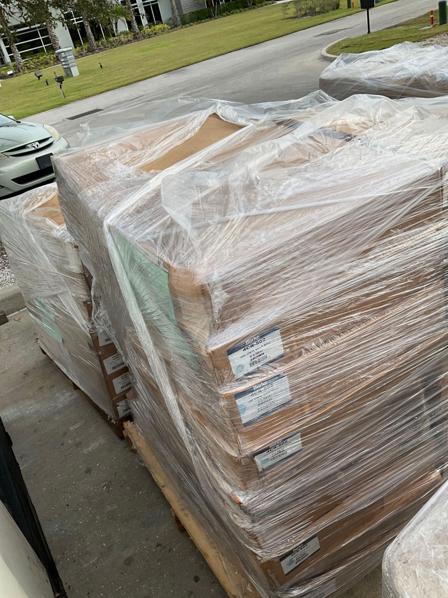 PALLET OF BURKE FLOORING 4CR-502 .080 BROWN VINYLE COVE ROLL, APPROX 4” x 100 LF, APPROX 40 BOXES - Image 3 of 5