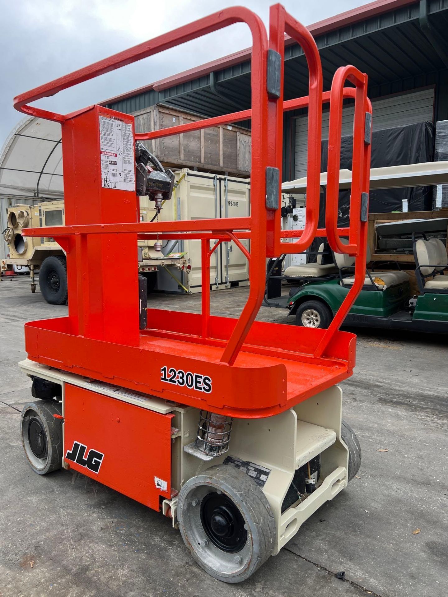 JLG MANLIFT MODEL 1230ES, ELECTRIC, APPROX MAX PLATFORM HEIGHT 12FT,  BUILT IN BATTERY CHARGER, RUNS