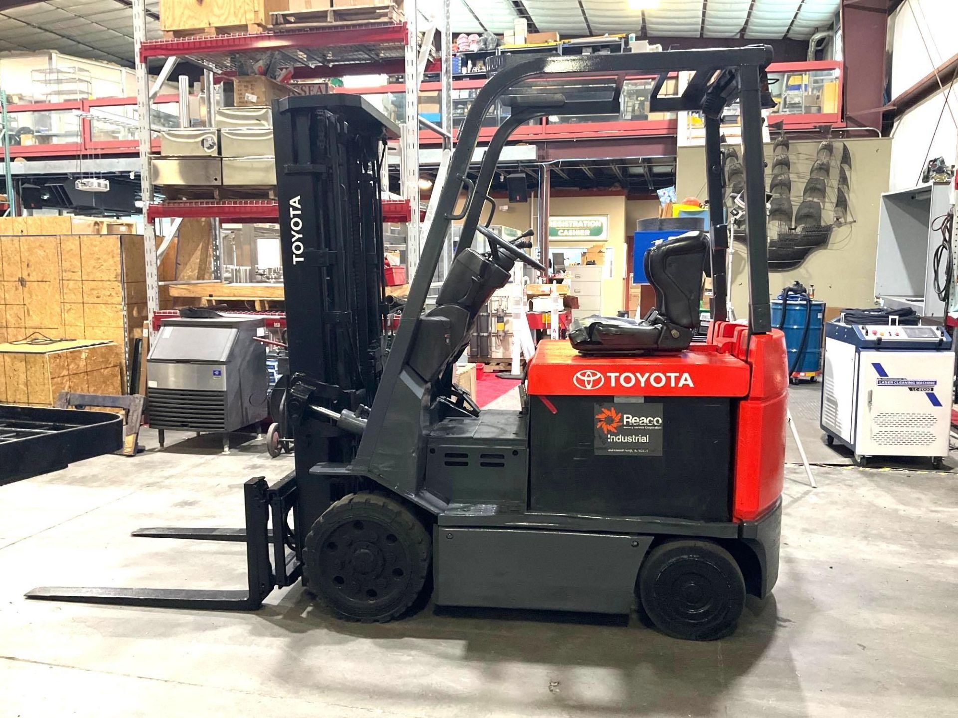 TOYOTA FORKLIFT MODEL 7FBCU25, ELECTRIC, APPROX MAX CAPACITY 4400LBS, APPROX MAX HEIGHT 189in, TILT, - Image 3 of 16