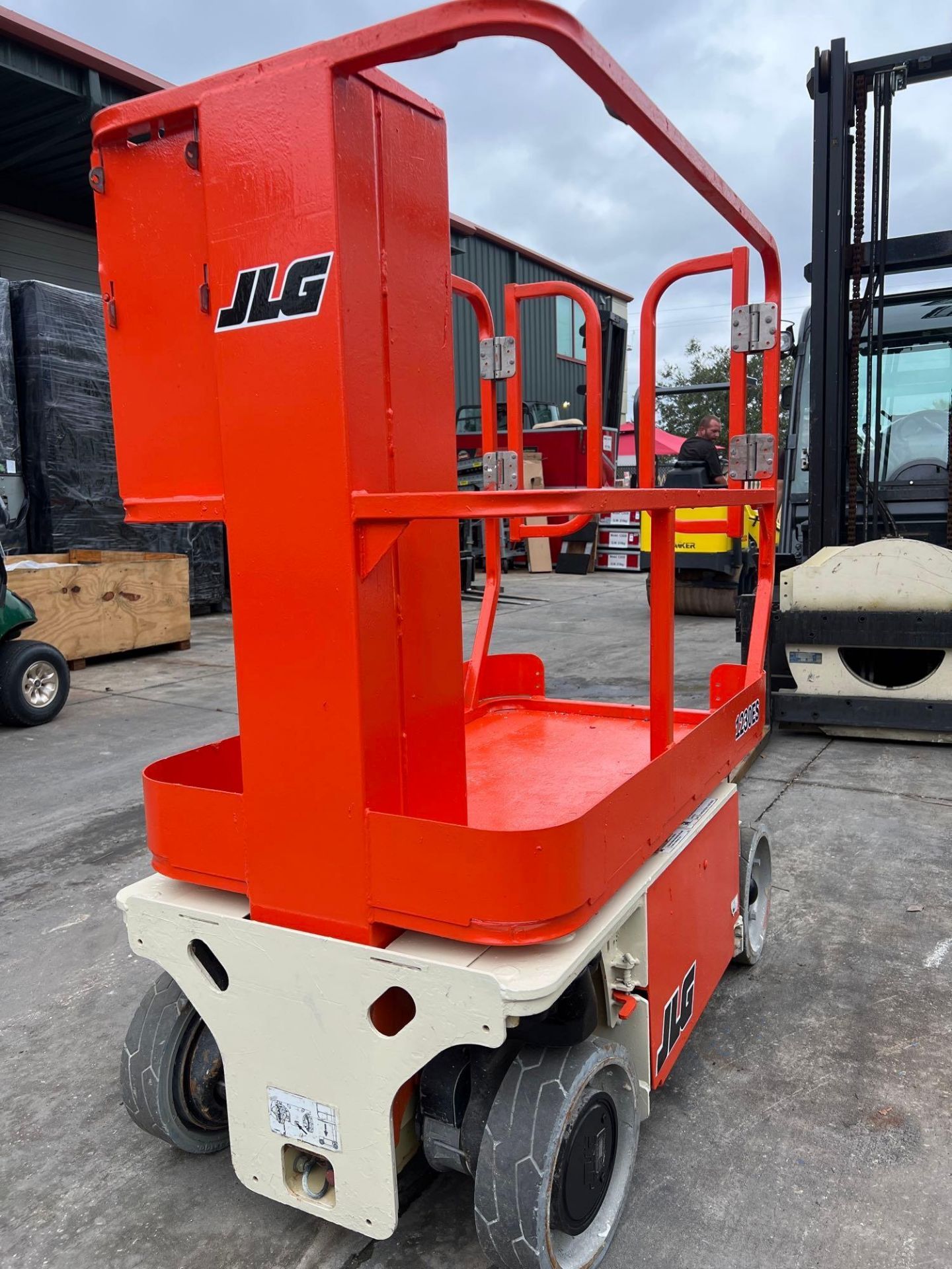 JLG MANLIFT MODEL 1230ES, ELECTRIC, APPROX MAX PLATFORM HEIGHT 12FT,  BUILT IN BATTERY CHARGER, RUNS - Image 2 of 11