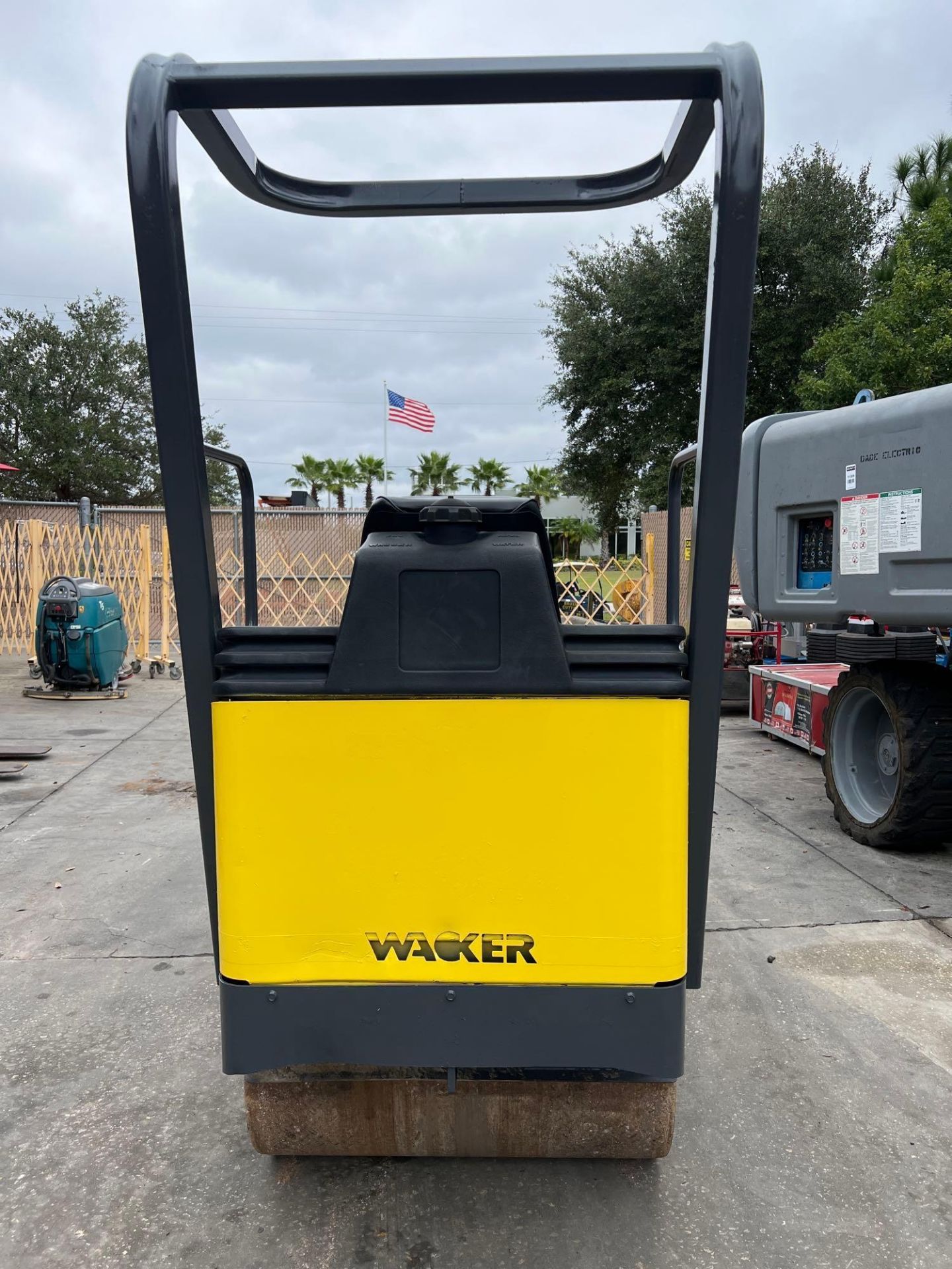 WACKER RIDE ON VIBRATORY DOUBLE DRUM MODEL ROLLER RD11A, GAS POWERED, HONDA GX61 - Image 12 of 12