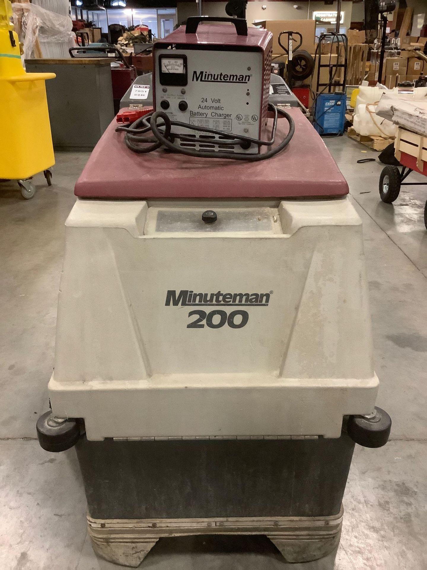 MINUTEMAN 200 FLOOR SCRUBBER MODEL MC20025CE, ELECTRIC, APPROX DC VOLTS 24, MINUTEMAN AUTOMATIC BATT - Image 8 of 13