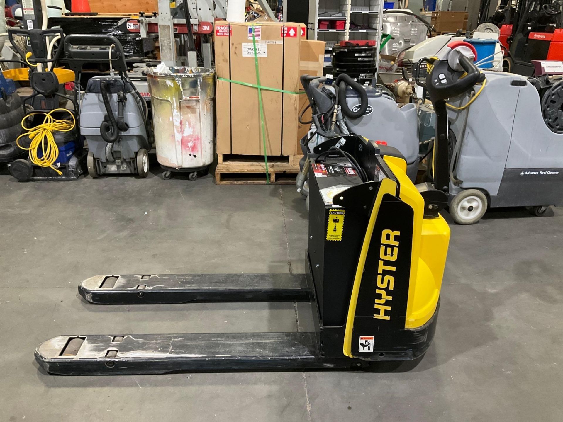 2016 HYSTER PALLET JACK MODEL W45Z-HD, ELECTRIC, APPROX 24 VOLTS, APPROX MAX CAPACITY 4500LBS, RUNS - Image 3 of 12