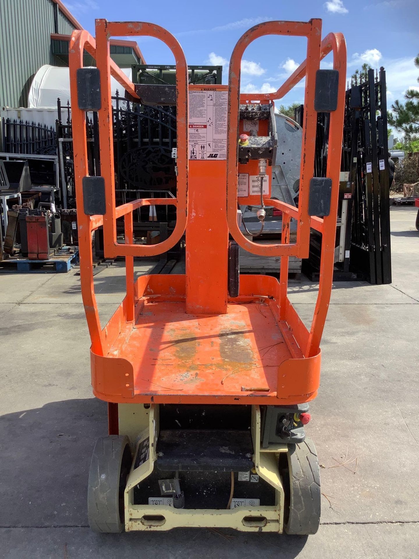 JLG MAN LIFT MODEL 1230ES, ELECTRIC, APPROX MAX PLATFORM HEIGHT 12FT, NON MARKING TIRES, BUILT IN BA - Image 9 of 13