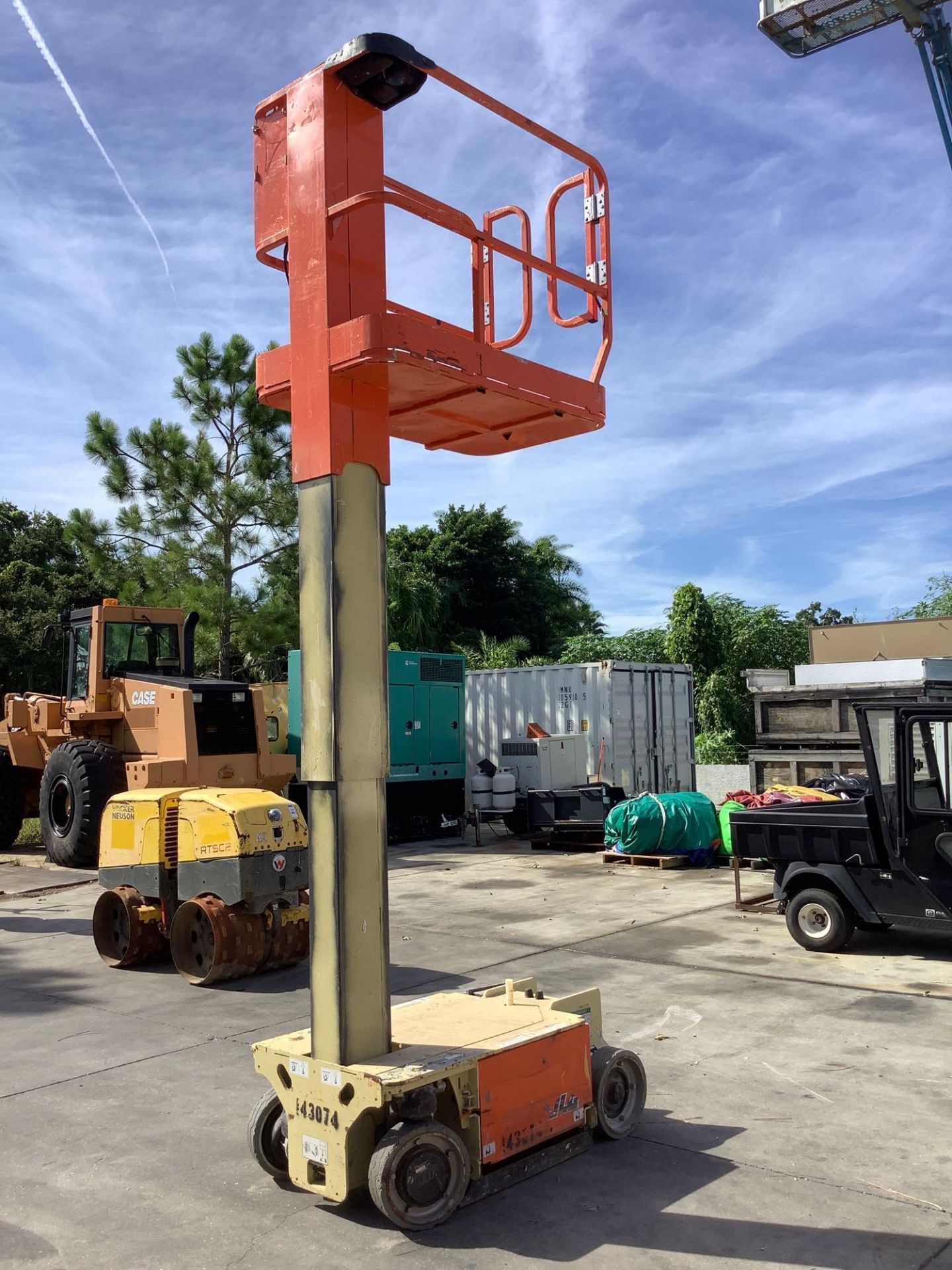 JLG MAN LIFT MODEL 1230ES, ELECTRIC, APPROX MAX PLATFORM HEIGHT 12FT, NON MARKING TIRES, BUILT IN BA - Image 11 of 13