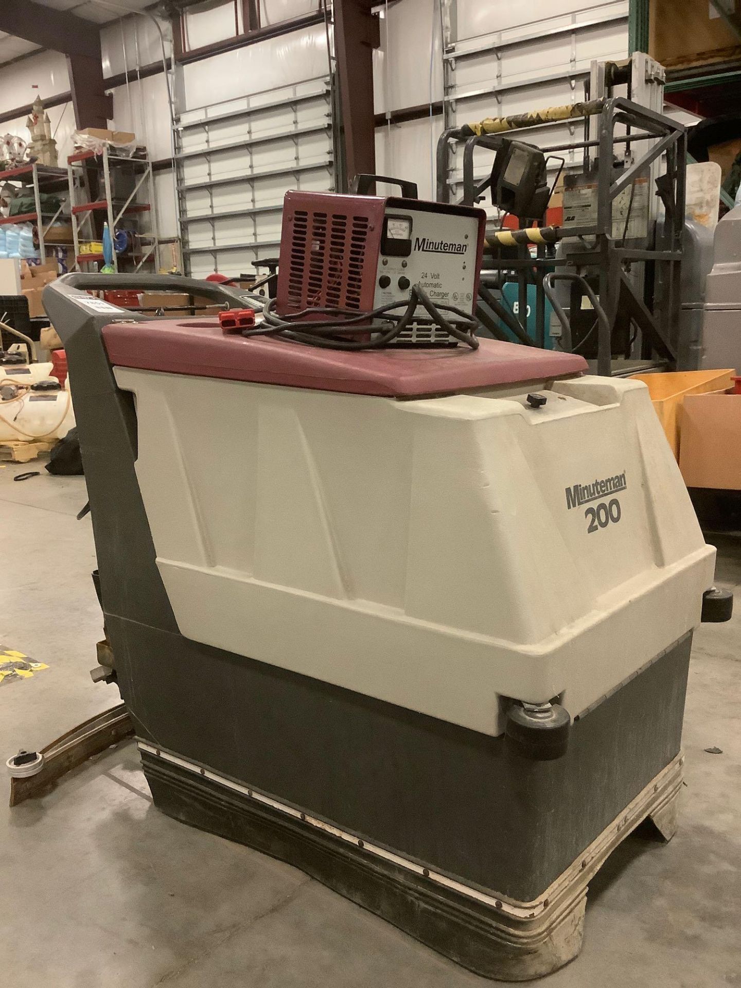 MINUTEMAN 200 FLOOR SCRUBBER MODEL MC20025CE, ELECTRIC, APPROX DC VOLTS 24, MINUTEMAN AUTOMATIC BATT