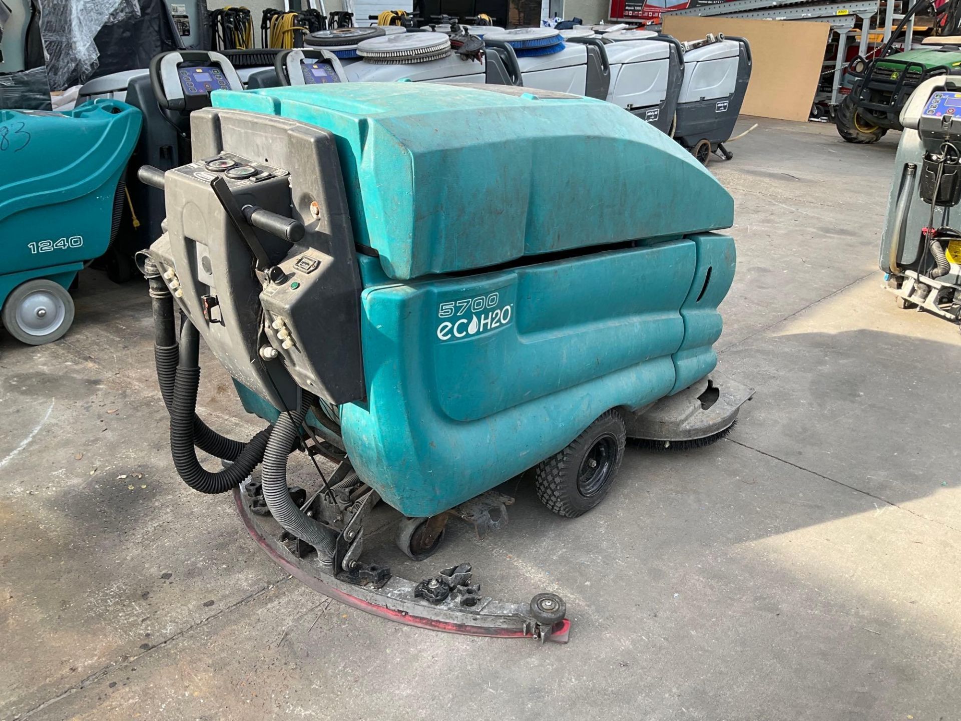 TENNANT ECH20 WALK BEHIND FLOOR SCRUBBER MODEL 5700, ELECTRIC, APPROX 36 DC VOLTS, APPROX 1800 W, AP - Image 7 of 12