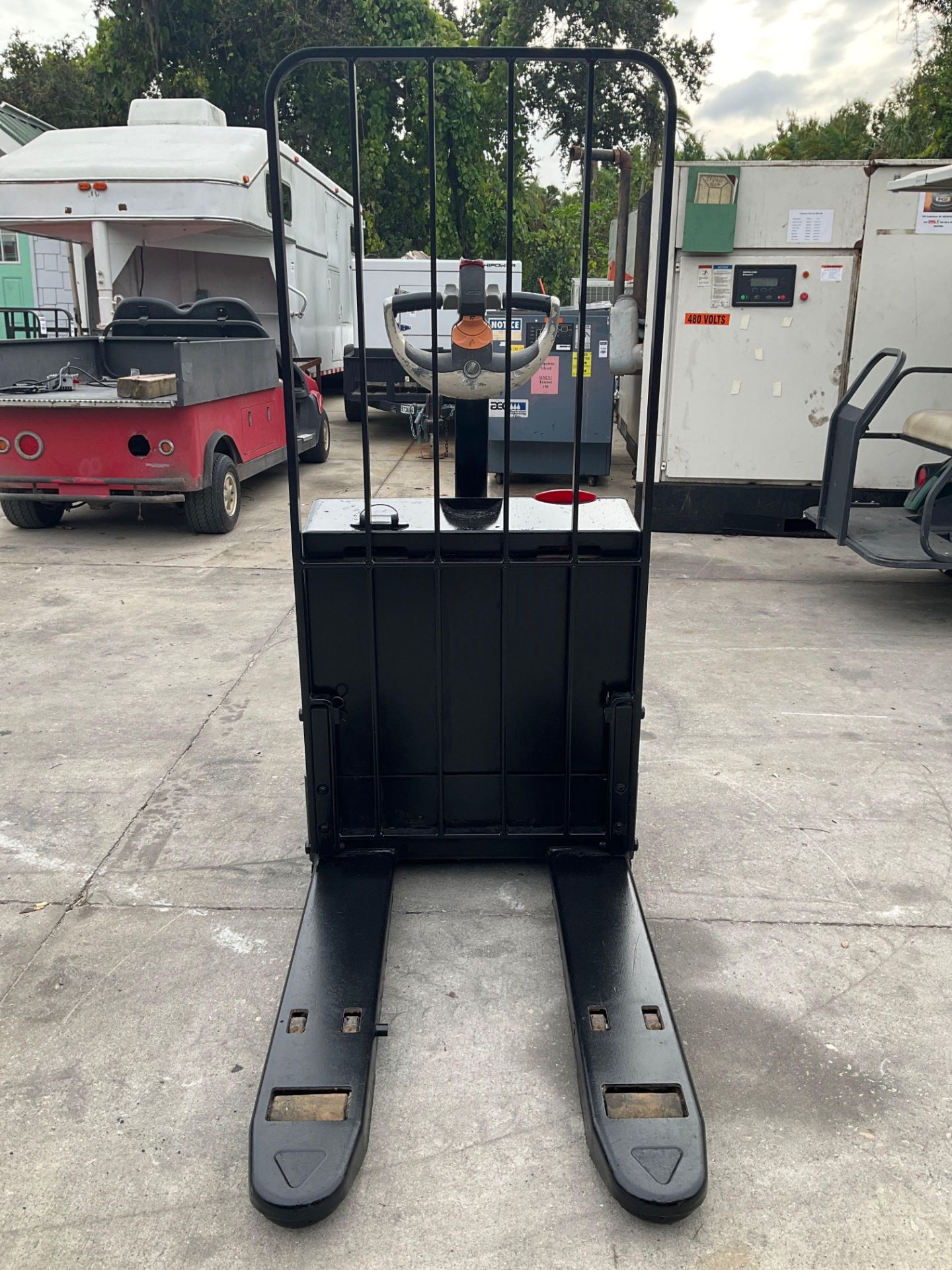 CROWN 2300 SERIES PALLET JACK MODEL WP2330-45, ELECTRIC, APPROX 24 VOLTS, APPROX MAX CAPACITY 4500LB - Image 4 of 11