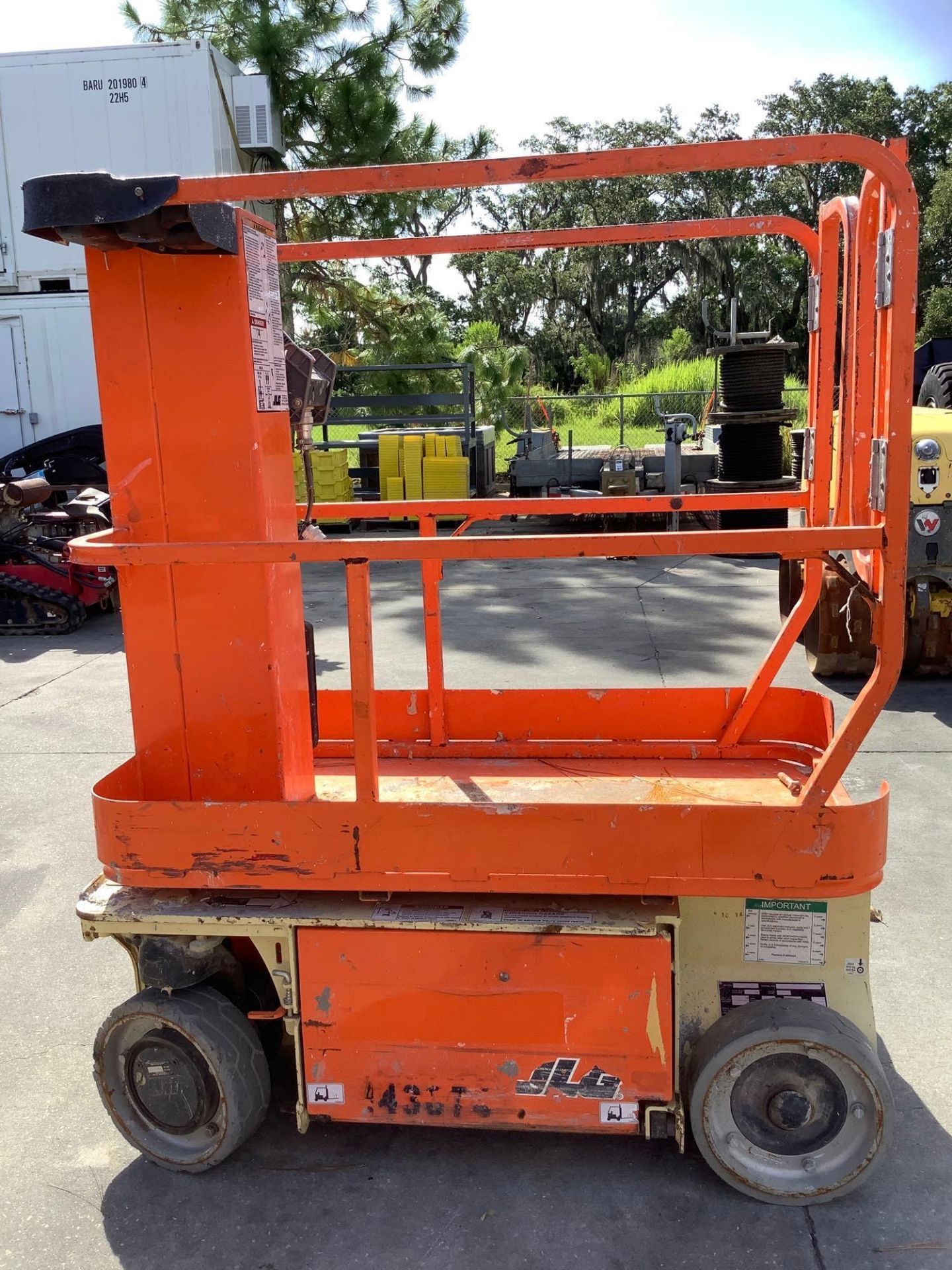 JLG MAN LIFT MODEL 1230ES, ELECTRIC, APPROX MAX PLATFORM HEIGHT 12FT, NON MARKING TIRES, BUILT IN BA - Image 7 of 13