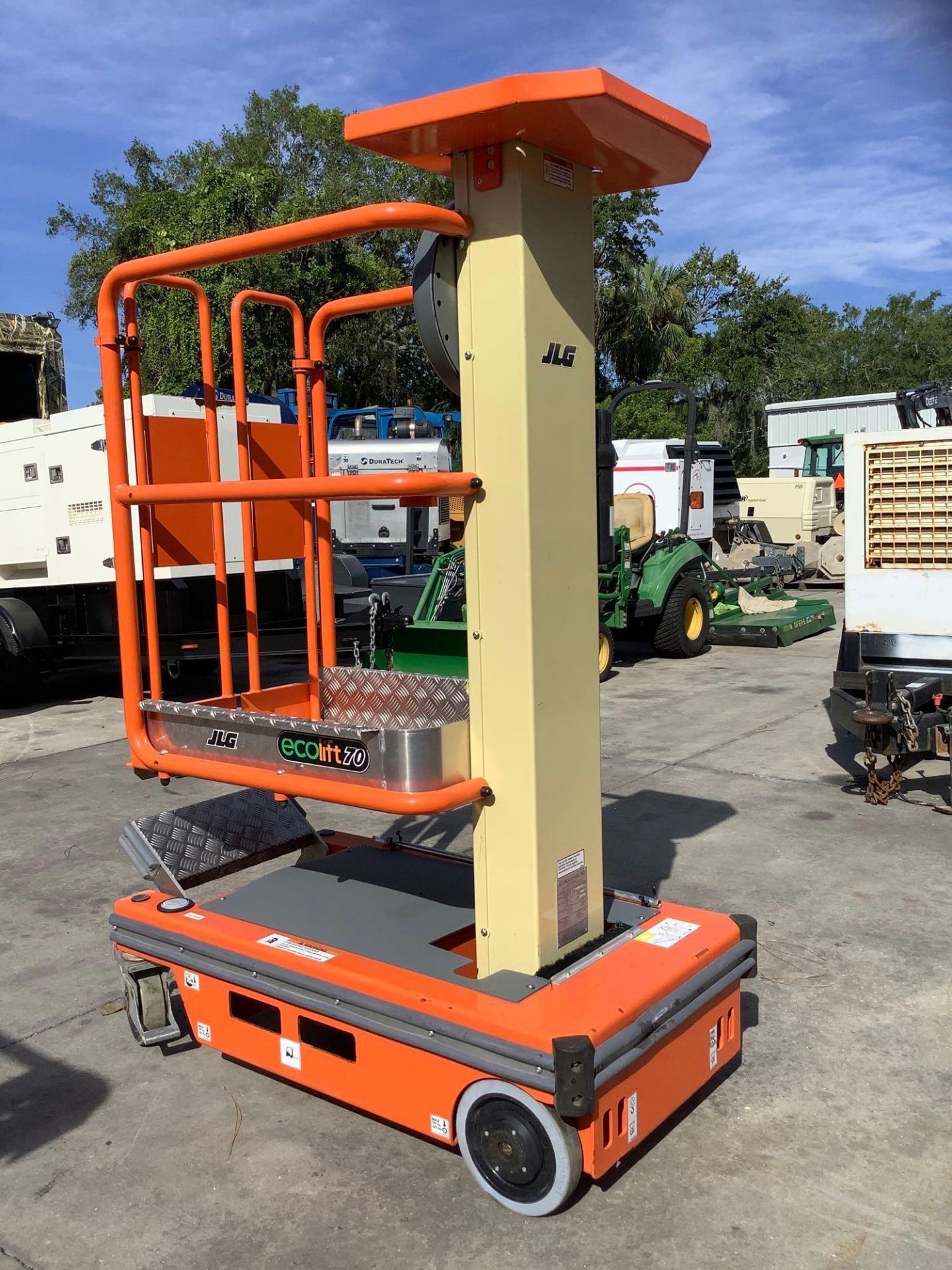 2018 JLG ECOLIFT 70,MANUAL, APPROX MAX PLATFORM HEIGHT 7FT, NON MARKING TIRES - Image 4 of 10