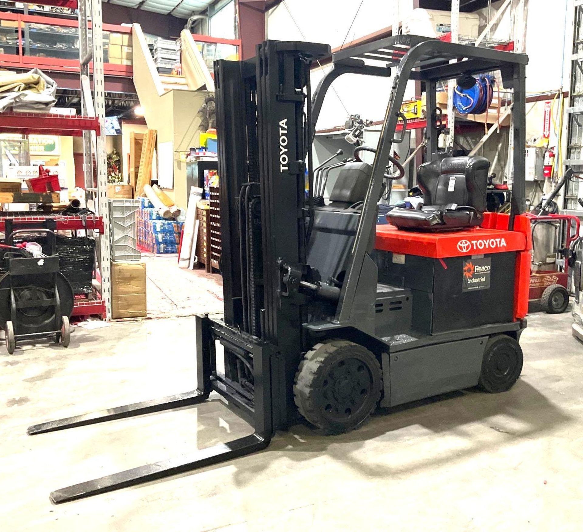 TOYOTA FORKLIFT MODEL 7FBCU25, ELECTRIC, APPROX MAX CAPACITY 4400LBS, APPROX MAX HEIGHT 189in, TILT, - Image 2 of 16