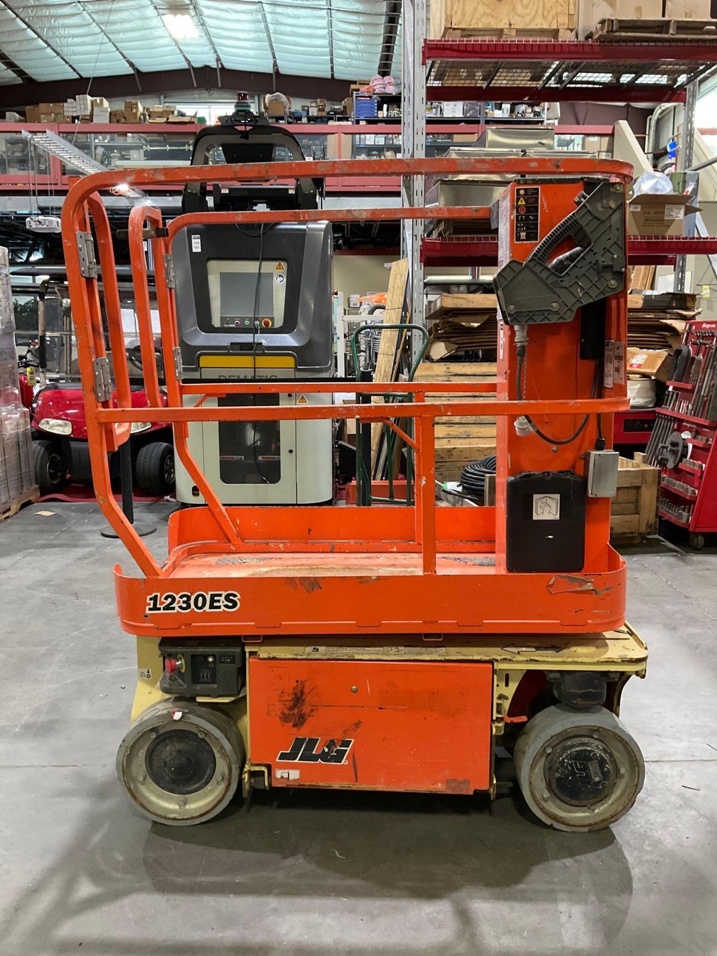 JLG MANLIFT MODEL 1230ES, ELECTRIC, APPROX MAX PLATFORM HEIGHT 12FT, NON MARKING TIRES, BUILT IN BAT - Image 6 of 12