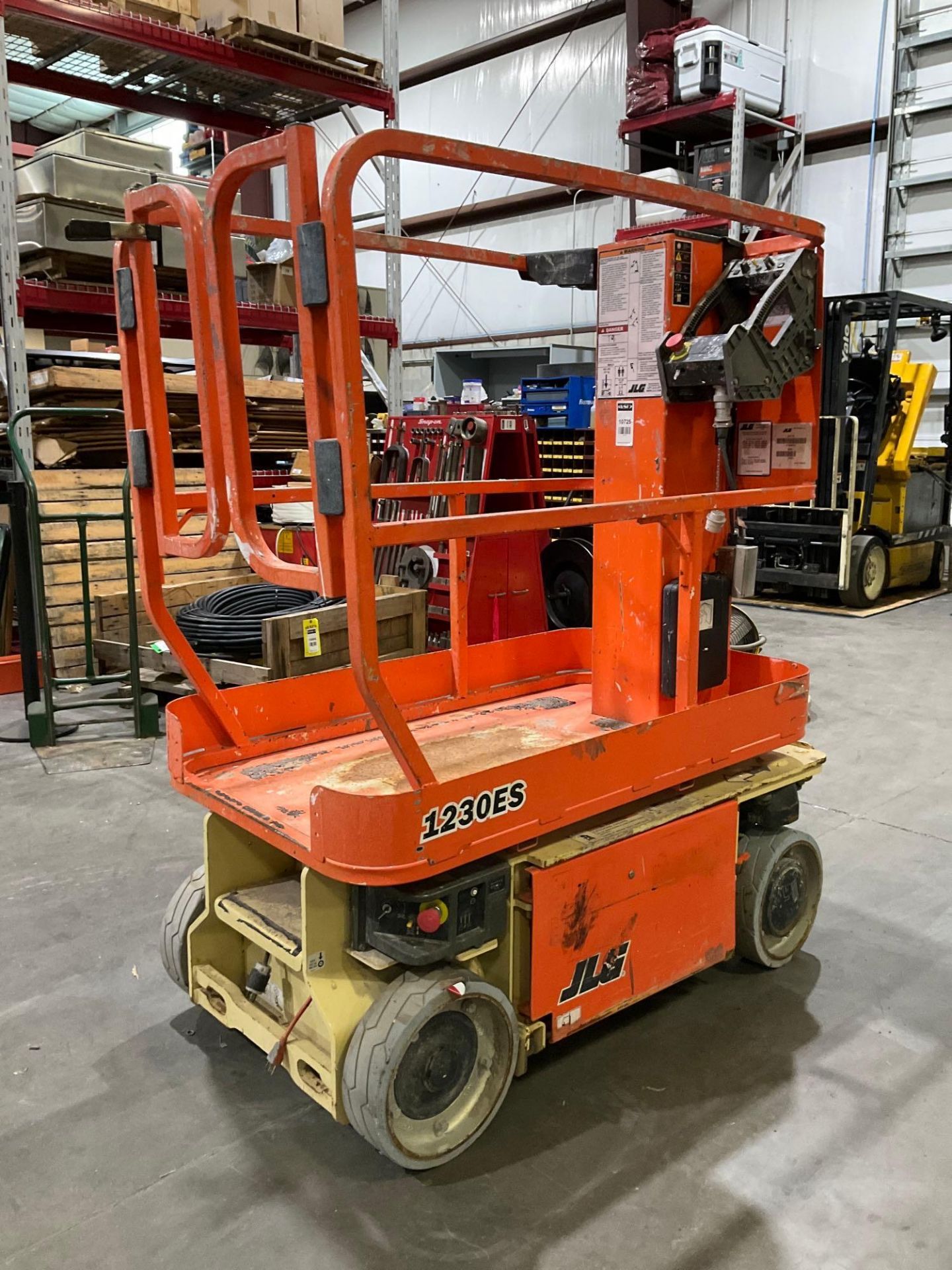 JLG MANLIFT MODEL 1230ES, ELECTRIC, APPROX MAX PLATFORM HEIGHT 12FT, NON MARKING TIRES, BUILT IN BAT - Image 7 of 12
