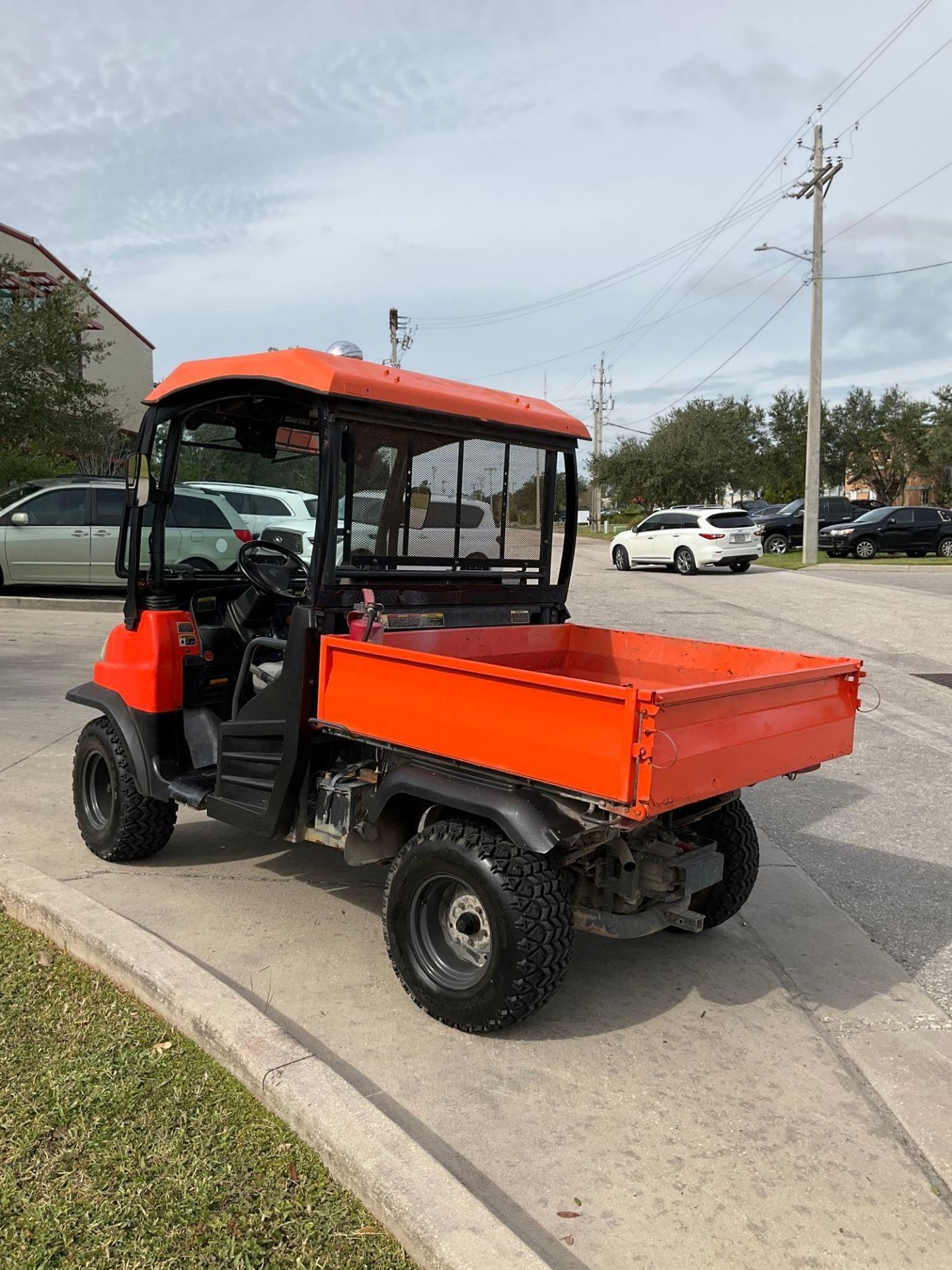 KUBOTA RTV900 UTV, DIESEL , 4WD, HITCH ON BACK, MANUAL DUMP BED, BILL OF SALE ONLY,  RUNS AND OPERAT - Image 4 of 13