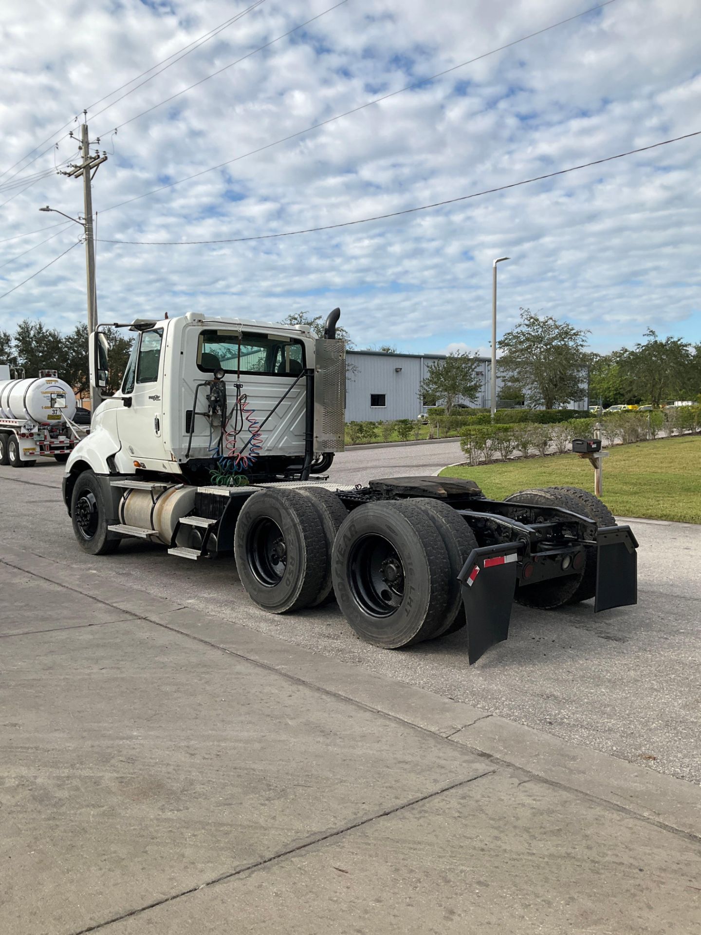 2010 INTERNATIONAL PROSTAR PREMIUM TRACTOR, DIESEL CUMMINS ISX 450, APPROX GVWR 52,350LBS TRUCK - Image 4 of 41