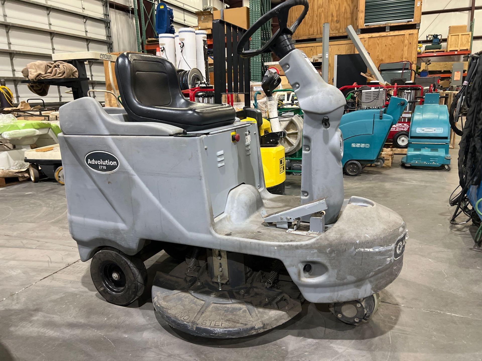 NILFISK ADVANCE RIDE ON FLOOR BURNISHER MODEL ADVOLUTION 2710, ELECTRIC, 36 VOLTS, CONDITION UNKNOW - Image 4 of 10