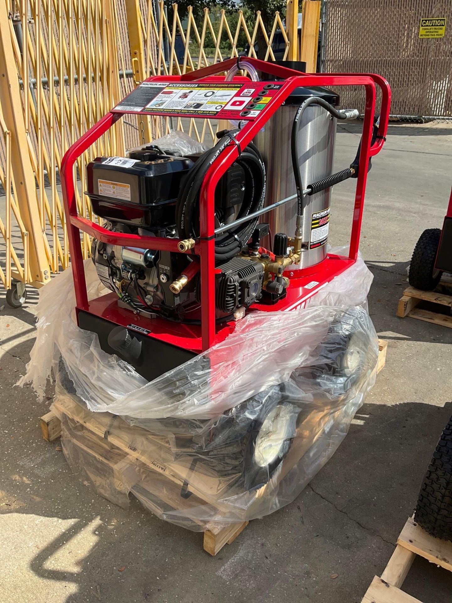 UNUSED 2022 MAGNUM 4000 SERIES GOLD HOT WATER PRESSURE WASHER,DIESEL GAS POWER, ELECTRIC START, APPR