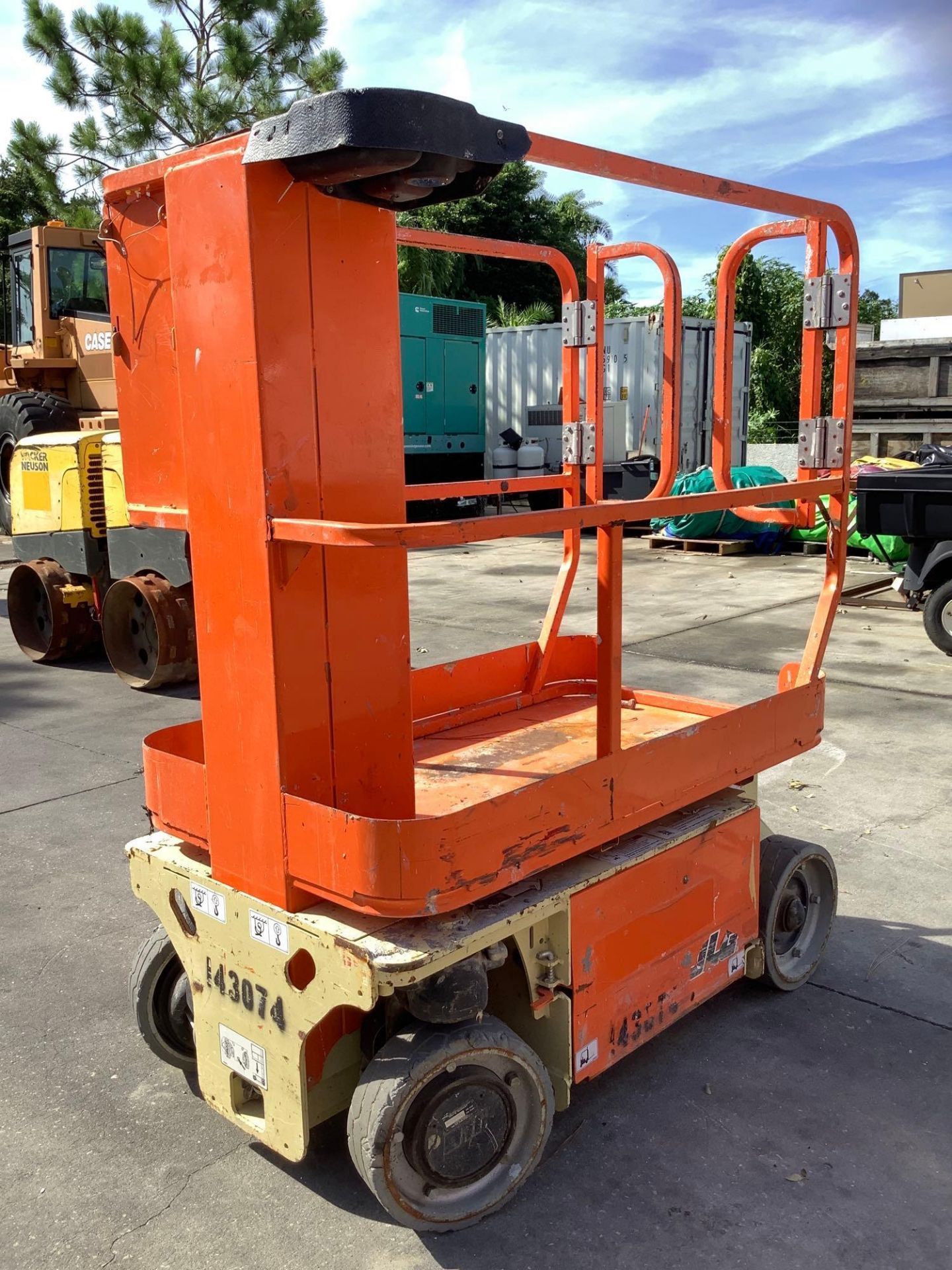 JLG MAN LIFT MODEL 1230ES, ELECTRIC, APPROX MAX PLATFORM HEIGHT 12FT, NON MARKING TIRES, BUILT IN BA - Image 6 of 13