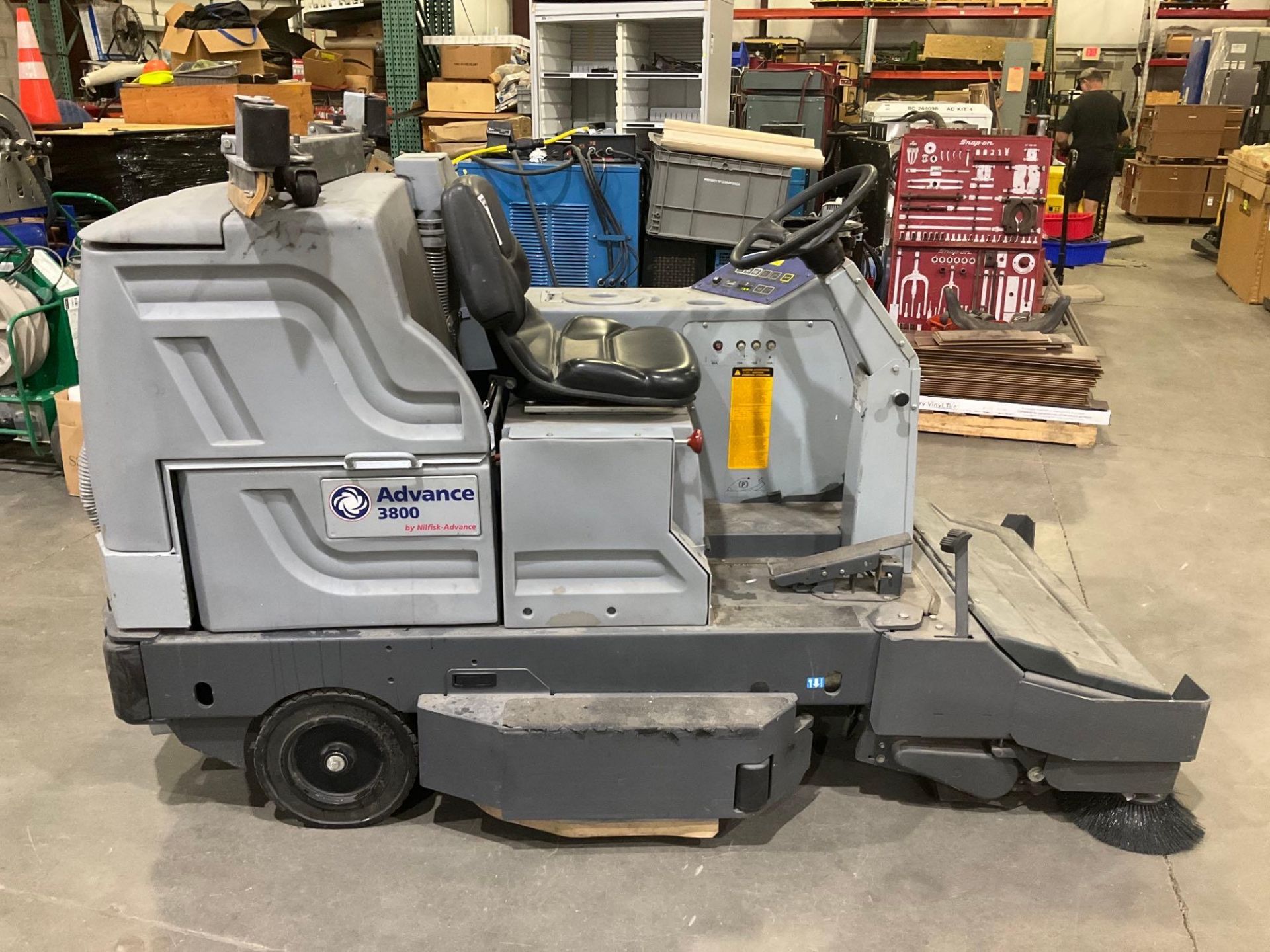 NILFISK ADVANCE RIDE ON FLOOR SCRUBBER MODEL 3800, ELECTRIC, APPROX 36V, RUNS AND OPERATES - Image 6 of 12