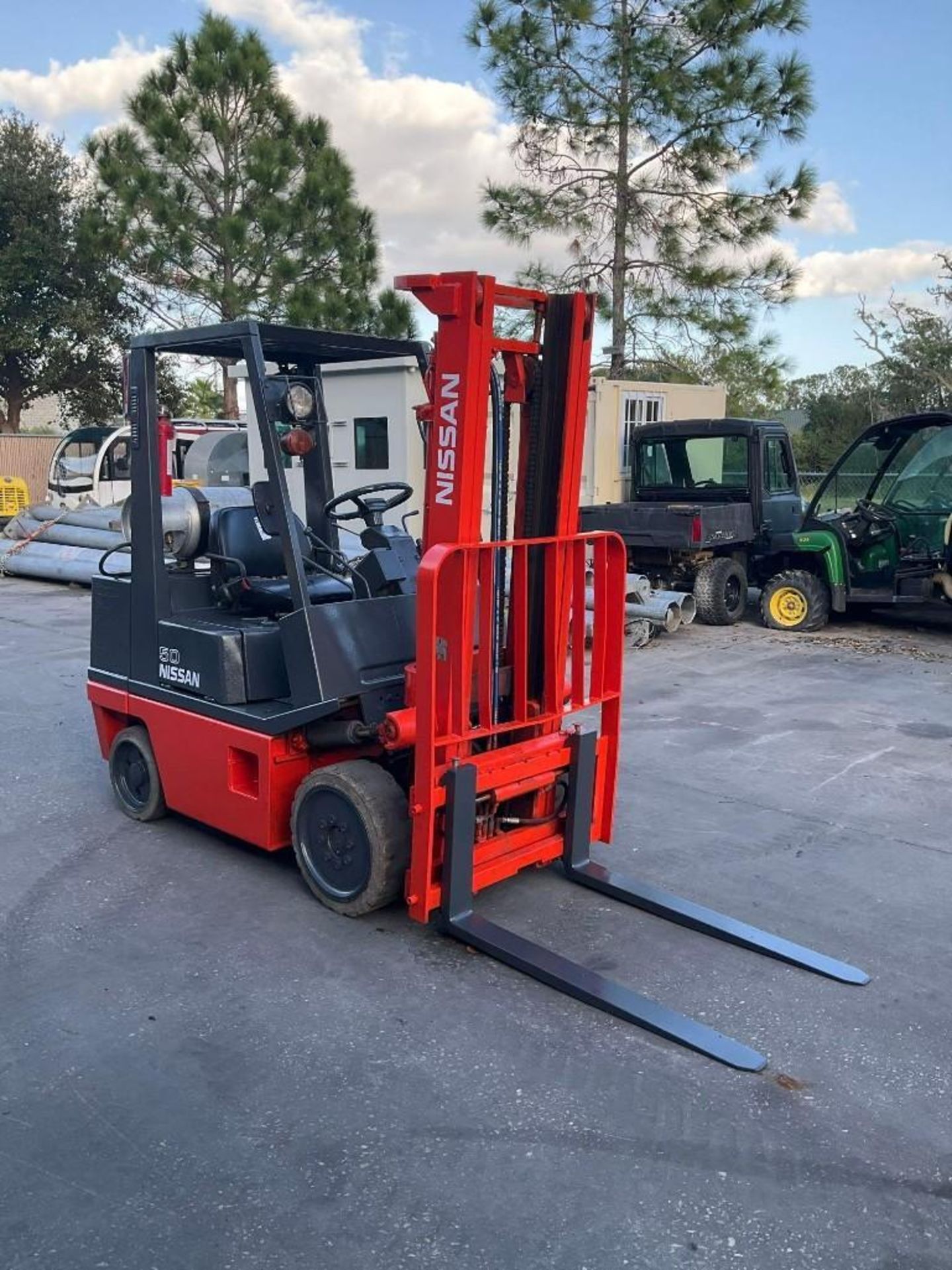 NISSAN FORKLIFT MODEL CPH02A25V, LP POWERED, APPROX MAX CAPACITY 5000LBS, APPROX MAX HEIGHT 130in, T - Image 2 of 11