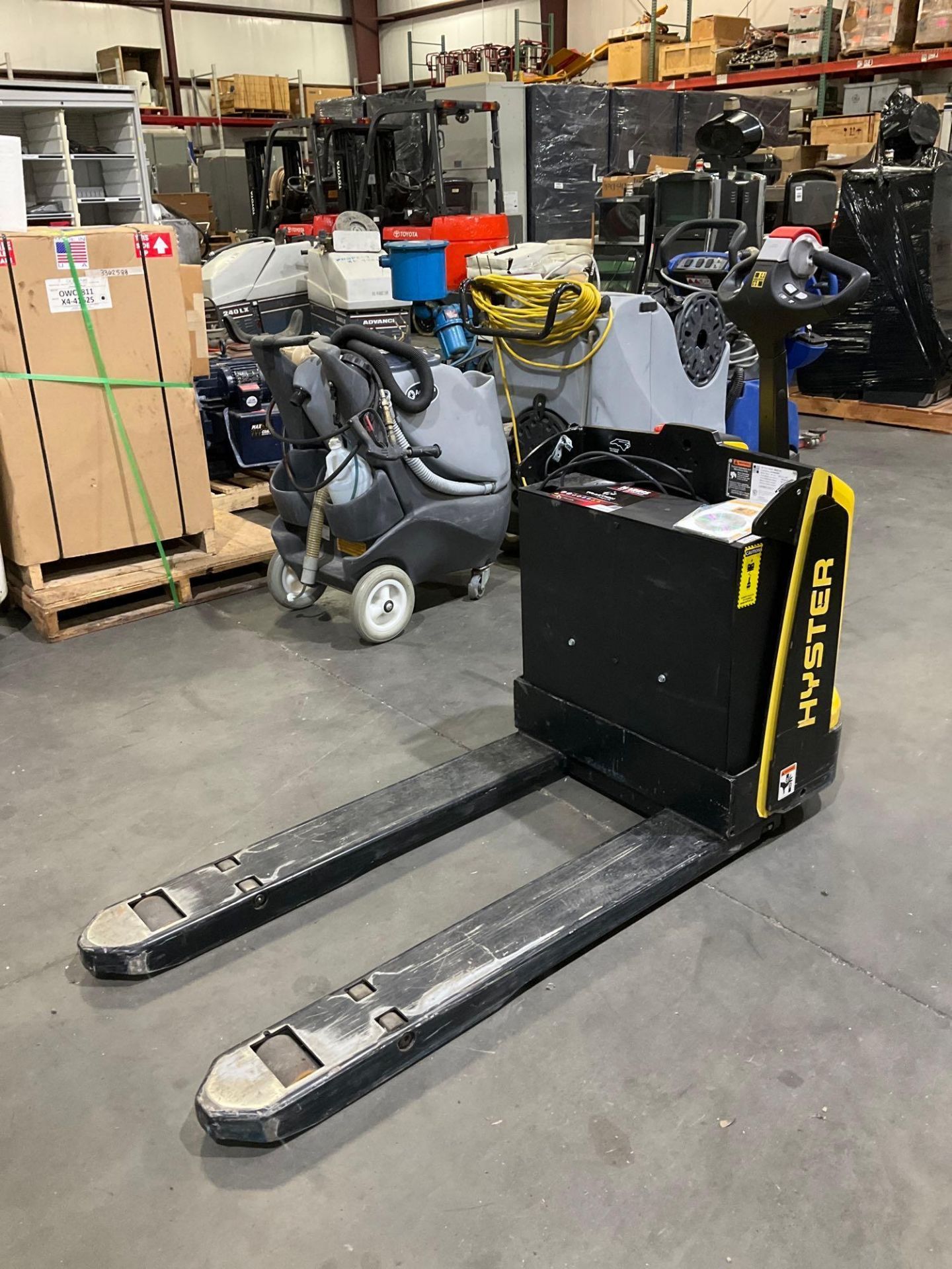 2016 HYSTER PALLET JACK MODEL W45Z-HD, ELECTRIC, APPROX 24 VOLTS, APPROX MAX CAPACITY 4500LBS, RUNS - Image 2 of 12