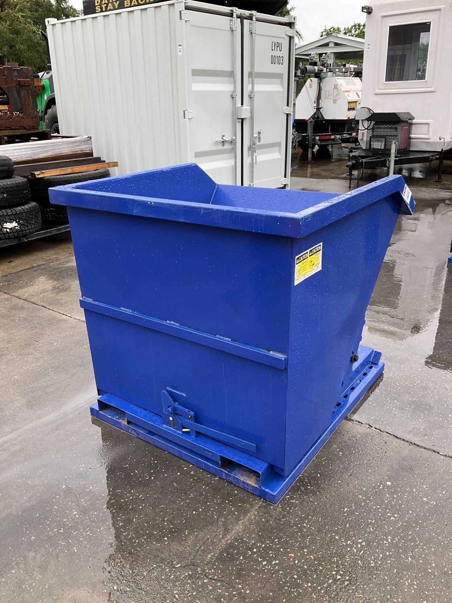 UNUSED 1CU YARD SELF DUMPING HOPPER WITH FORK POCKETS - Image 2 of 5