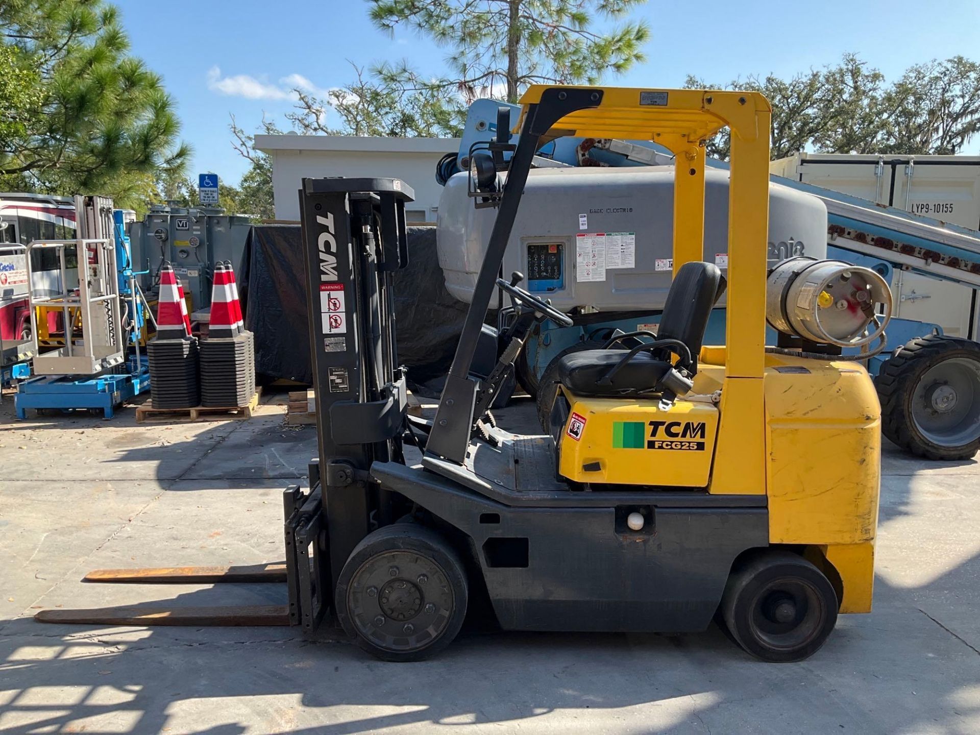 TCM FORKLIFT MODEL FCG25T7T, LP POWERED , APPROX MAX CAPACITY 4600LBS, APPROX MAX HEIGHT 189in, TILT - Image 3 of 12