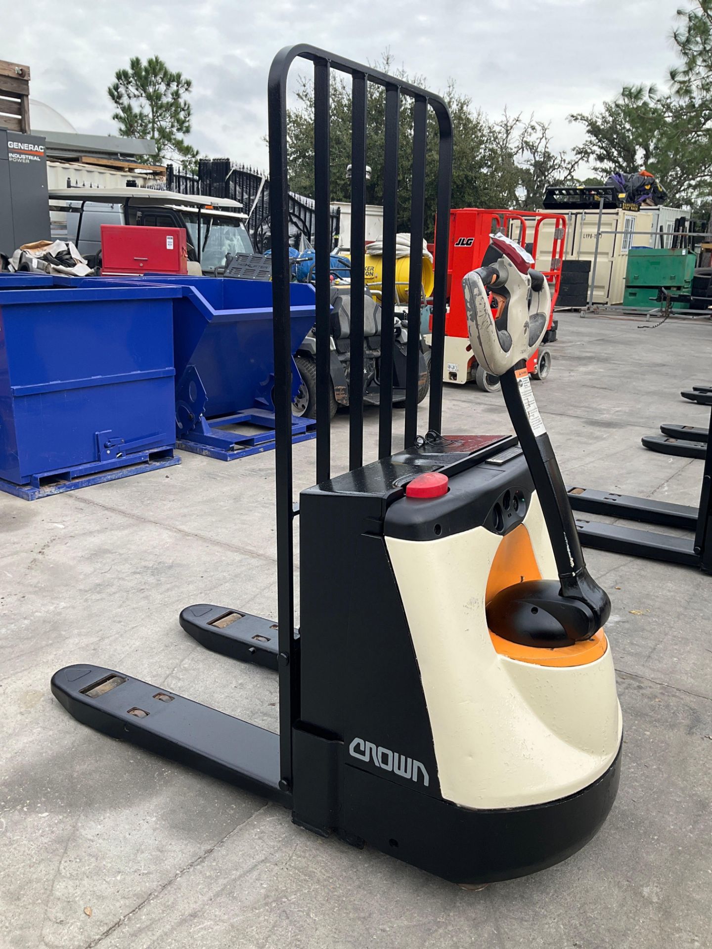 CROWN 2300 SERIES PALLET JACK MODEL WP2330-45, ELECTRIC, APPROX 24 VOLTS, APPROX MAX CAPACITY 4500LB - Image 7 of 11