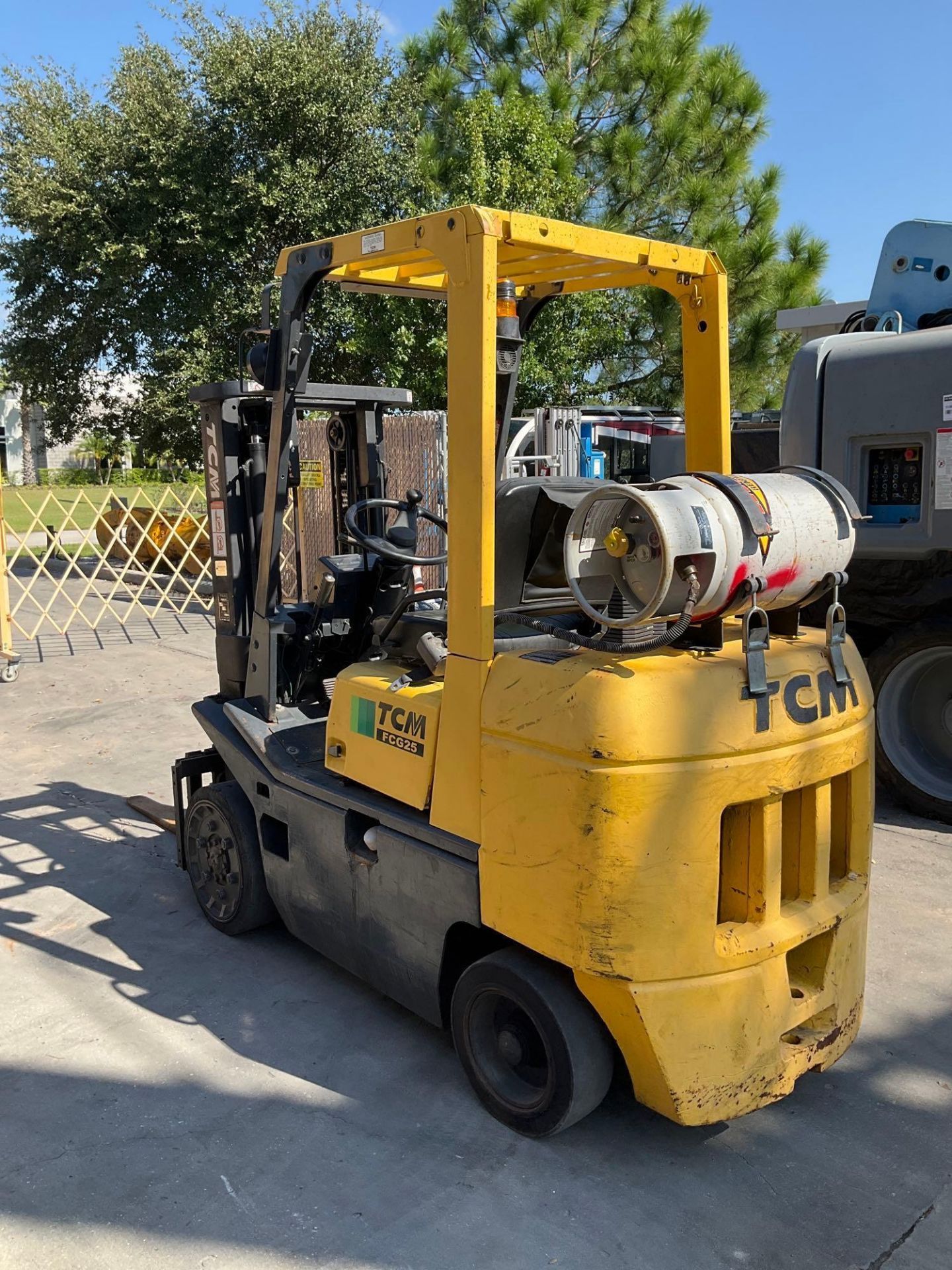 TCM FORKLIFT MODEL FCG25T7T, LP POWERED , APPROX MAX CAPACITY 4600LBS, APPROX MAX HEIGHT 189in, TILT - Image 4 of 12