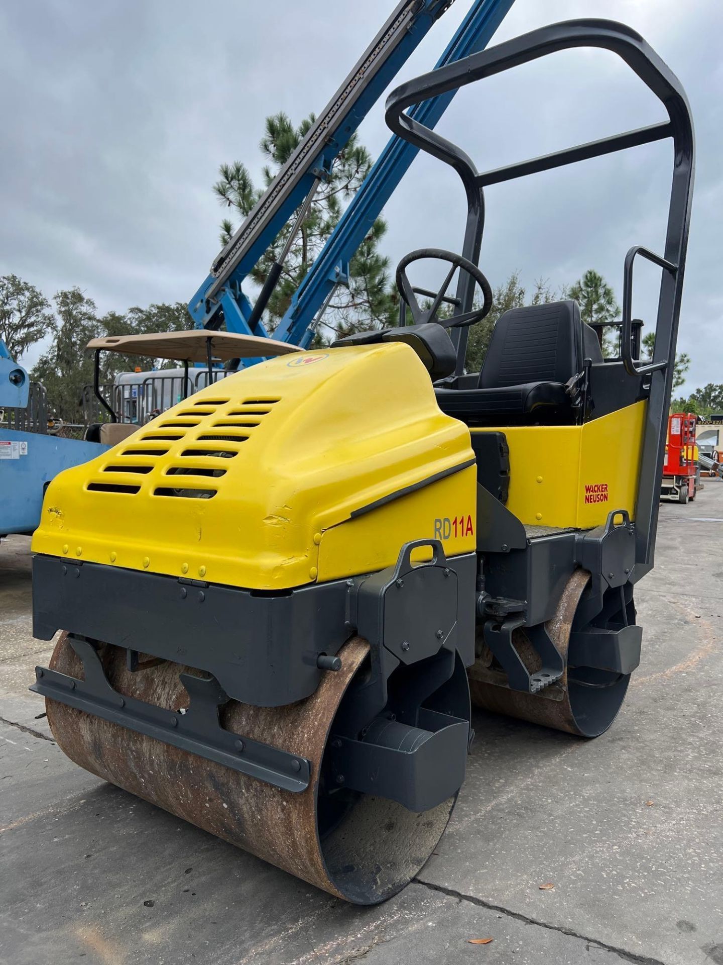 WACKER RIDE ON VIBRATORY DOUBLE DRUM MODEL ROLLER RD11A, GAS POWERED, HONDA GX61