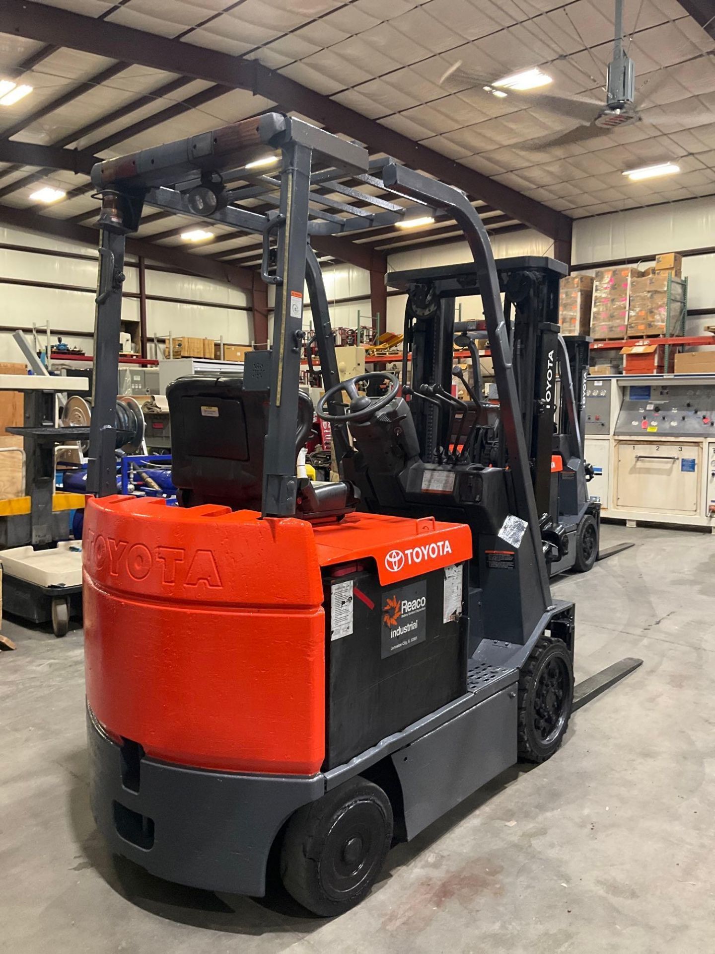 TOYOTA FORKLIFT MODEL 7FBCU25, ELECTRIC, APPROX MAX CAPACITY 4400LBS, APPROX MAX HEIGHT 189in, TILT, - Image 7 of 16