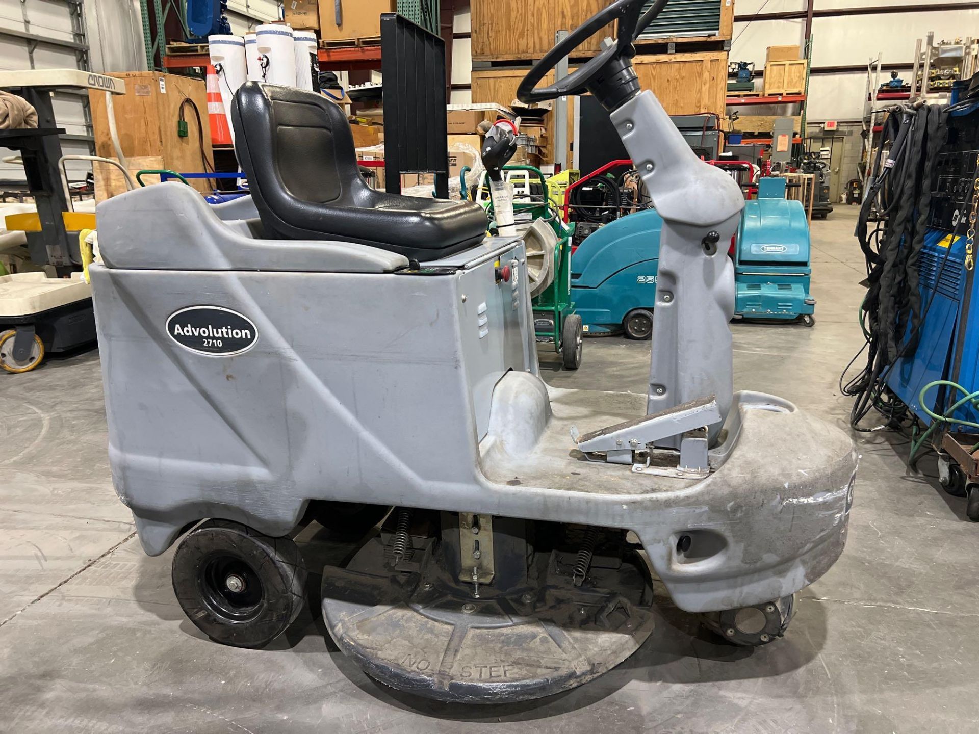 NILFISK ADVANCE RIDE ON FLOOR BURNISHER MODEL ADVOLUTION 2710, ELECTRIC, 36 VOLTS, CONDITION UNKNOW - Image 5 of 10