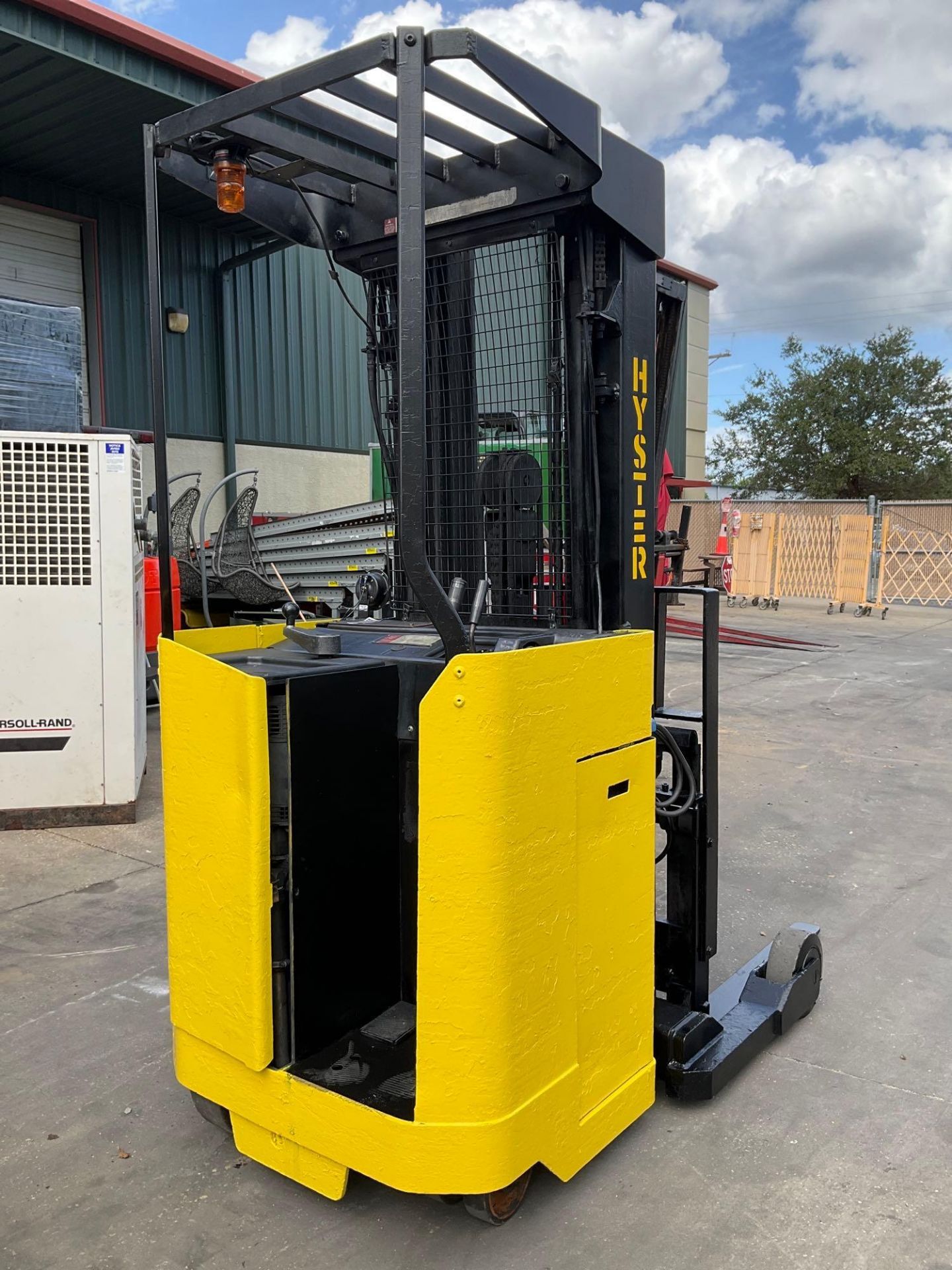 HYSTER FORKLIFT MODEL N40ER, ELECTRIC, APPROX MAX CAPACITY 4000LBS, APPROX MAX HEIGHT 213in, TILT, S - Image 5 of 13