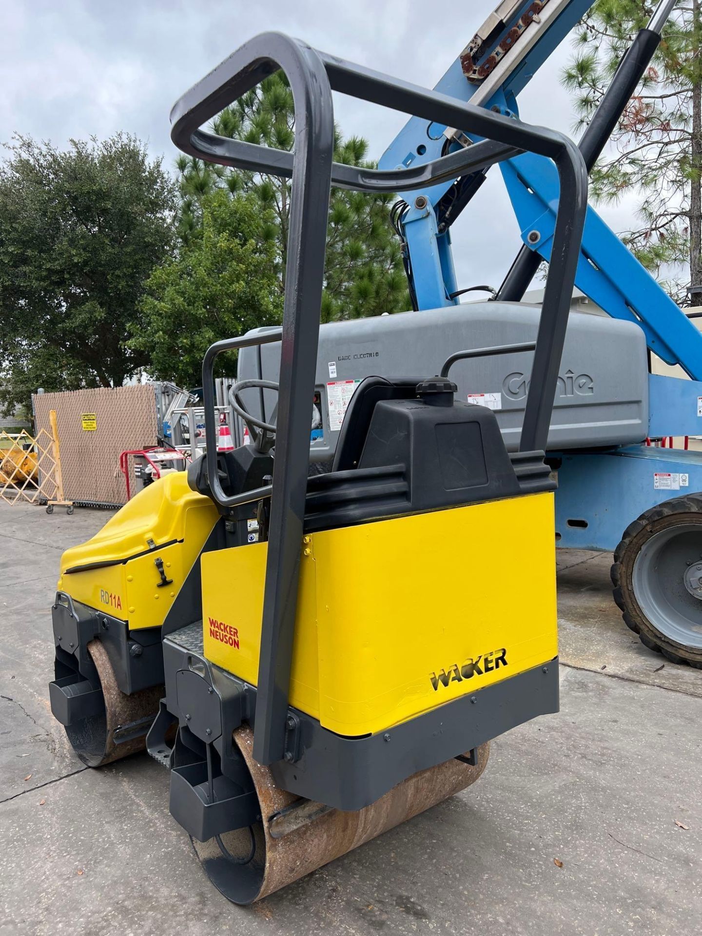 WACKER RIDE ON VIBRATORY DOUBLE DRUM MODEL ROLLER RD11A, GAS POWERED, HONDA GX61 - Image 4 of 12