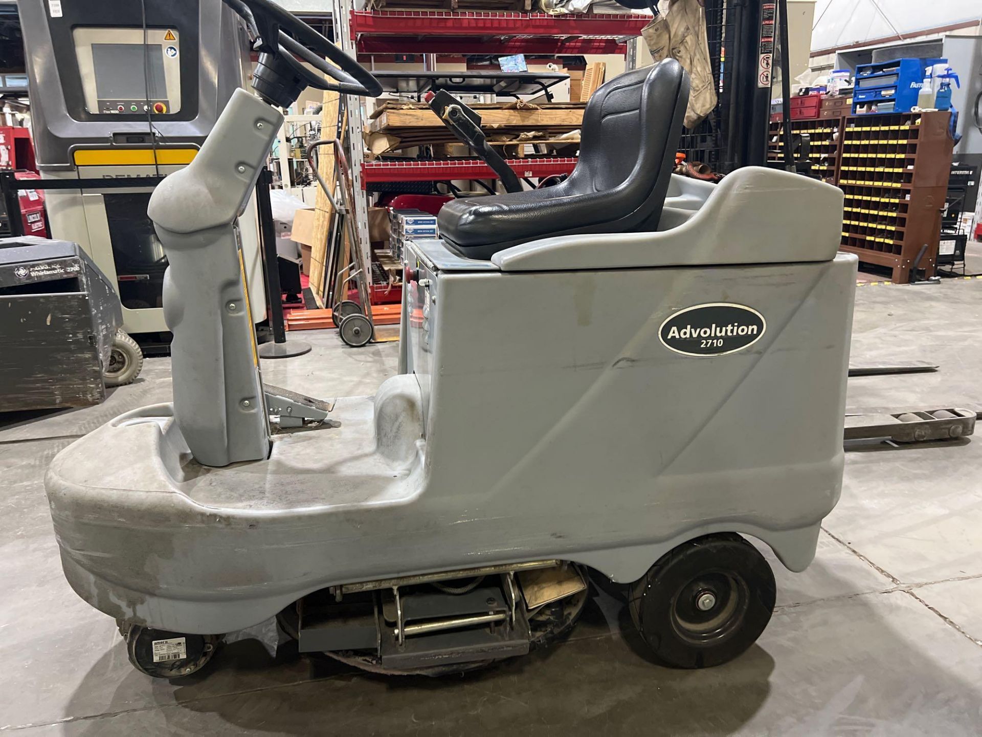 NILFISK ADVANCE RIDE ON FLOOR BURNISHER MODEL ADVOLUTION 2710, ELECTRIC, 36 VOLTS, CONDITION UNKNOW - Image 2 of 10