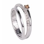 (T) An 18ct white gold ring set with brilliant-cut diamonds and an extra yellow (beryl) brilliant-cu