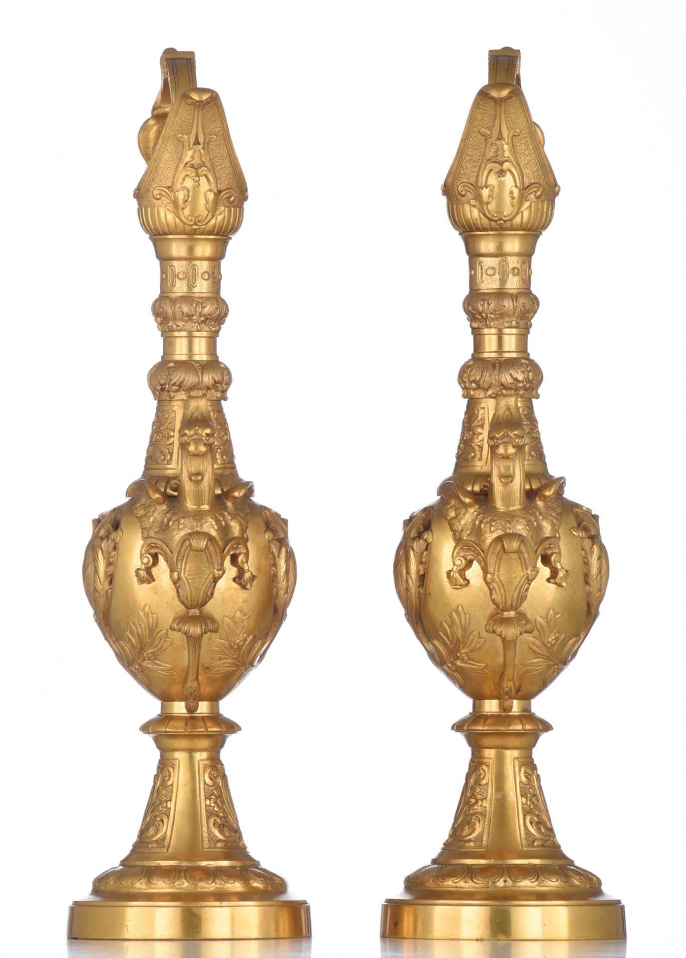 (T) A decorative pair of gilt bronze Renaissance inspired pitchers, H 50,5 cm - Image 4 of 6