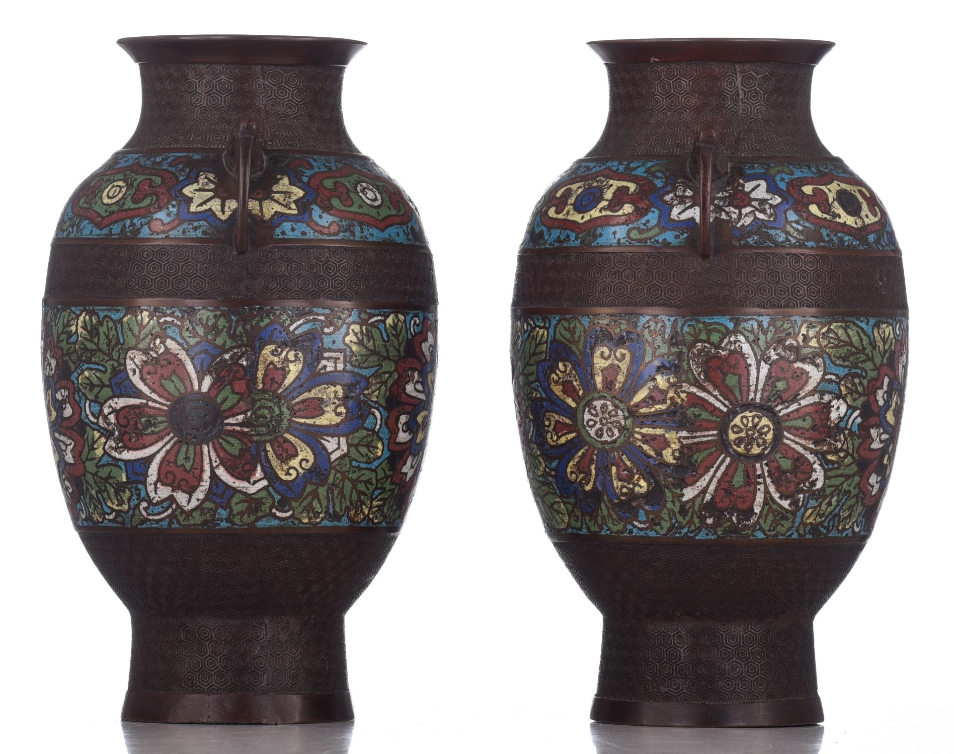 A collection of Japanese champlevé and cloisonné enamelled bronze ware, late 19thC/20thC, Tallest H - Image 29 of 37