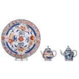 A Chinese Imari charger and a teapot, H 12,5 - ø 35 cm - added a blue and white teapot, H 12,5 cm, b