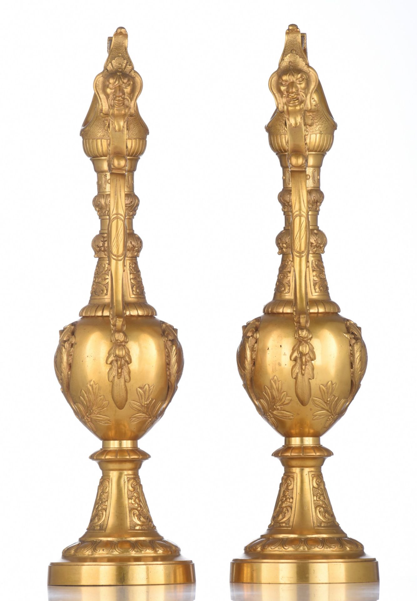 (T) A decorative pair of gilt bronze Renaissance inspired pitchers, H 50,5 cm - Image 2 of 6