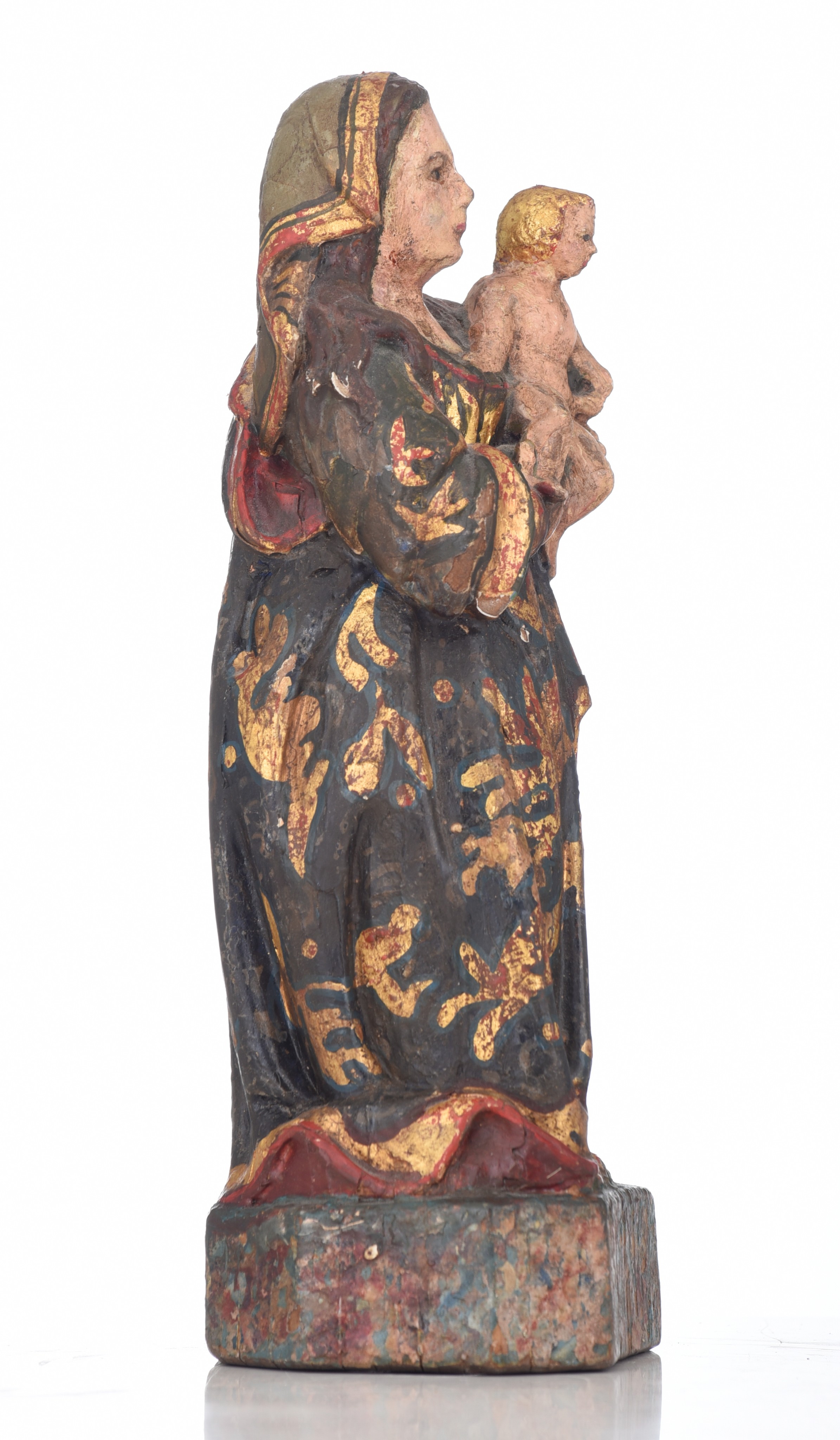 A polychrome and gilt painted walnut Madonna and Child, 17thC, Spain, H 23,5 cm - Image 4 of 11