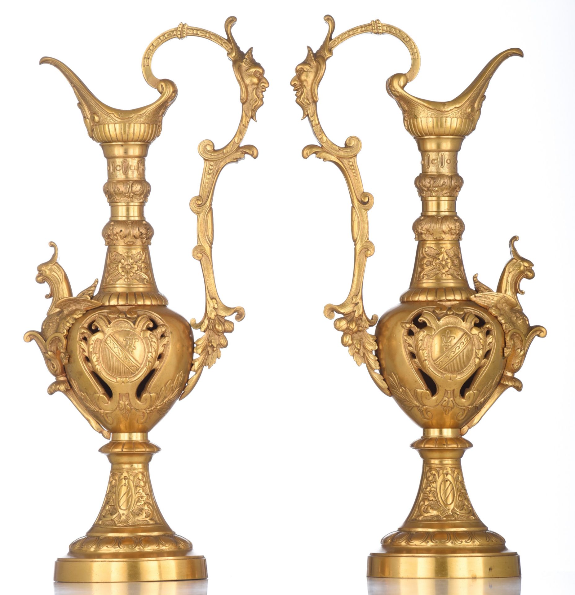 (T) A decorative pair of gilt bronze Renaissance inspired pitchers, H 50,5 cm - Image 3 of 6