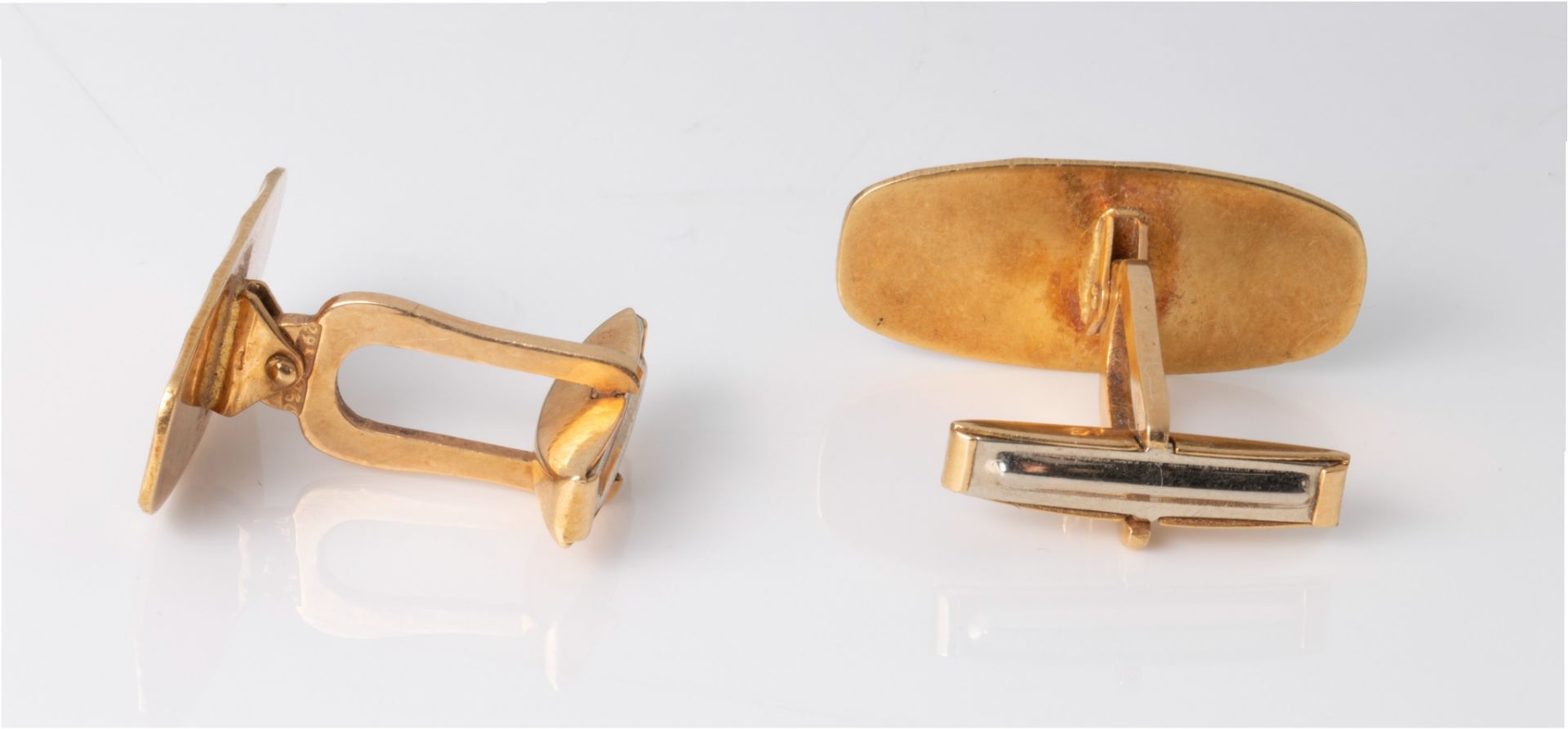 (T) A pair of 18ct yellow gold cuffs and a Montblanc pen - Image 4 of 12